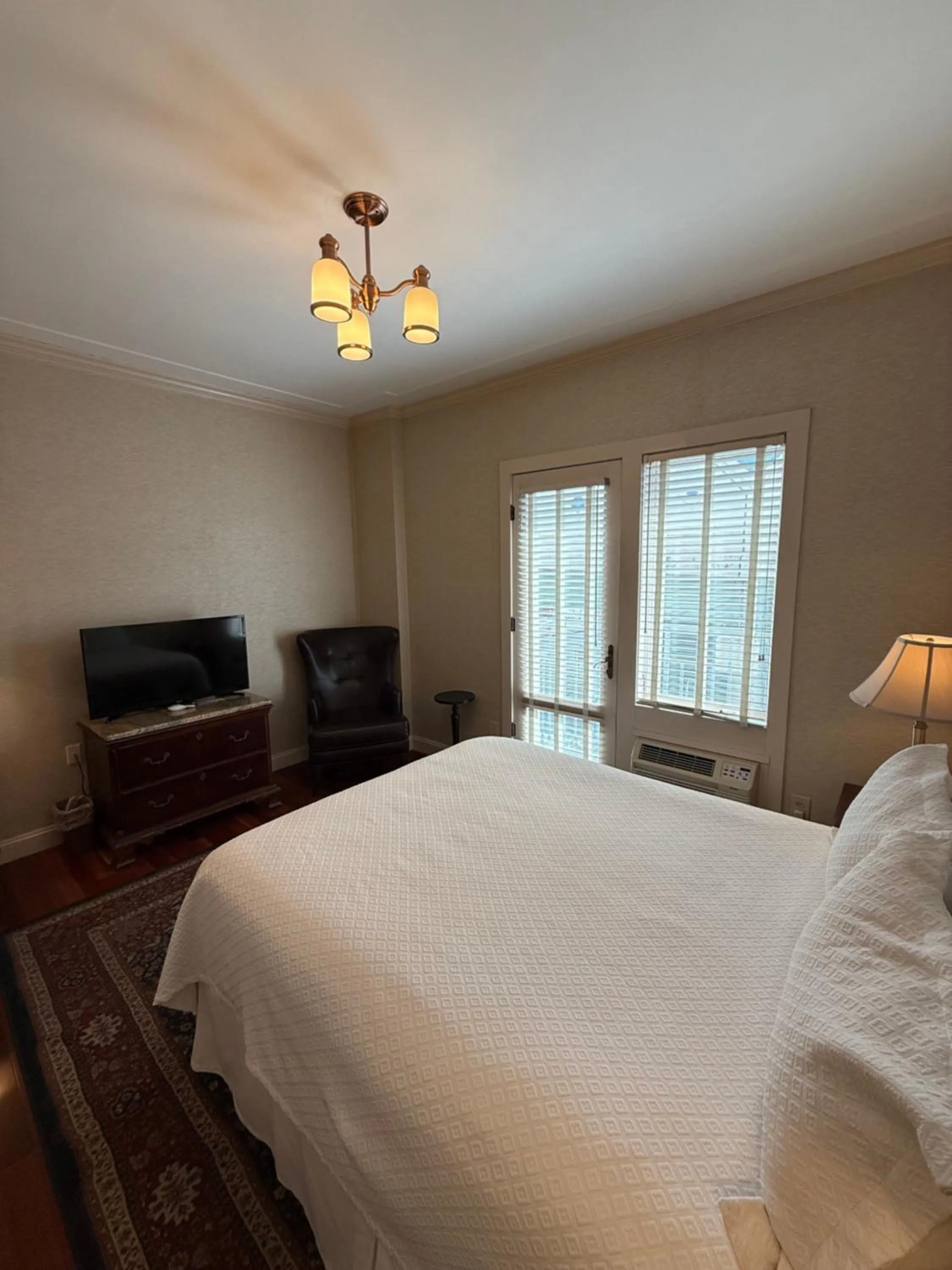 Bedroom, Bed in Penn's View Hotel Philadelphia