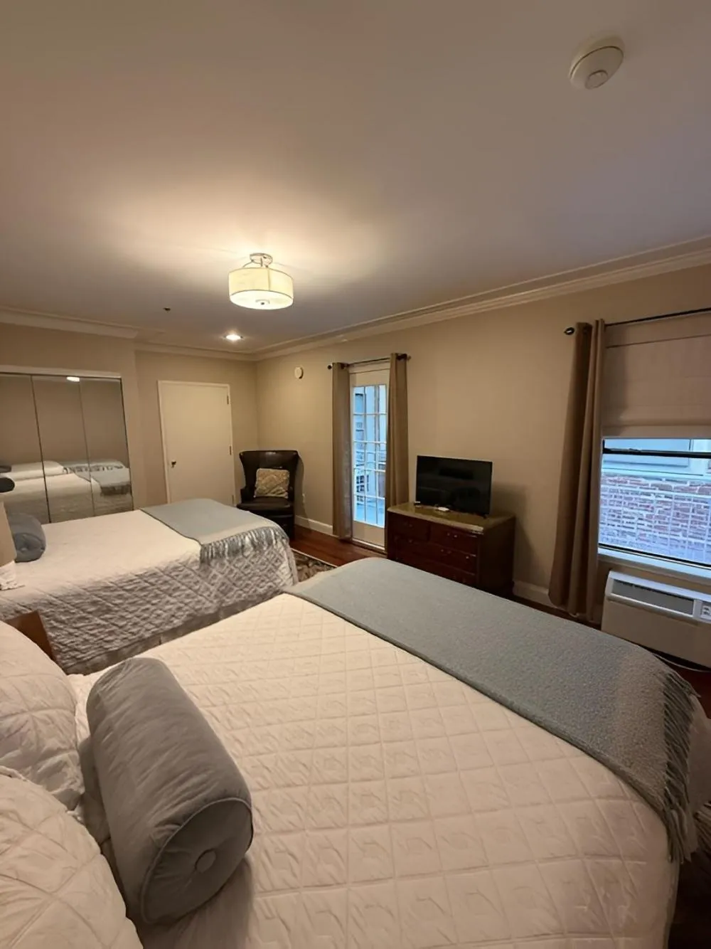 Photo of the whole room, Bed in Penn's View Hotel Philadelphia