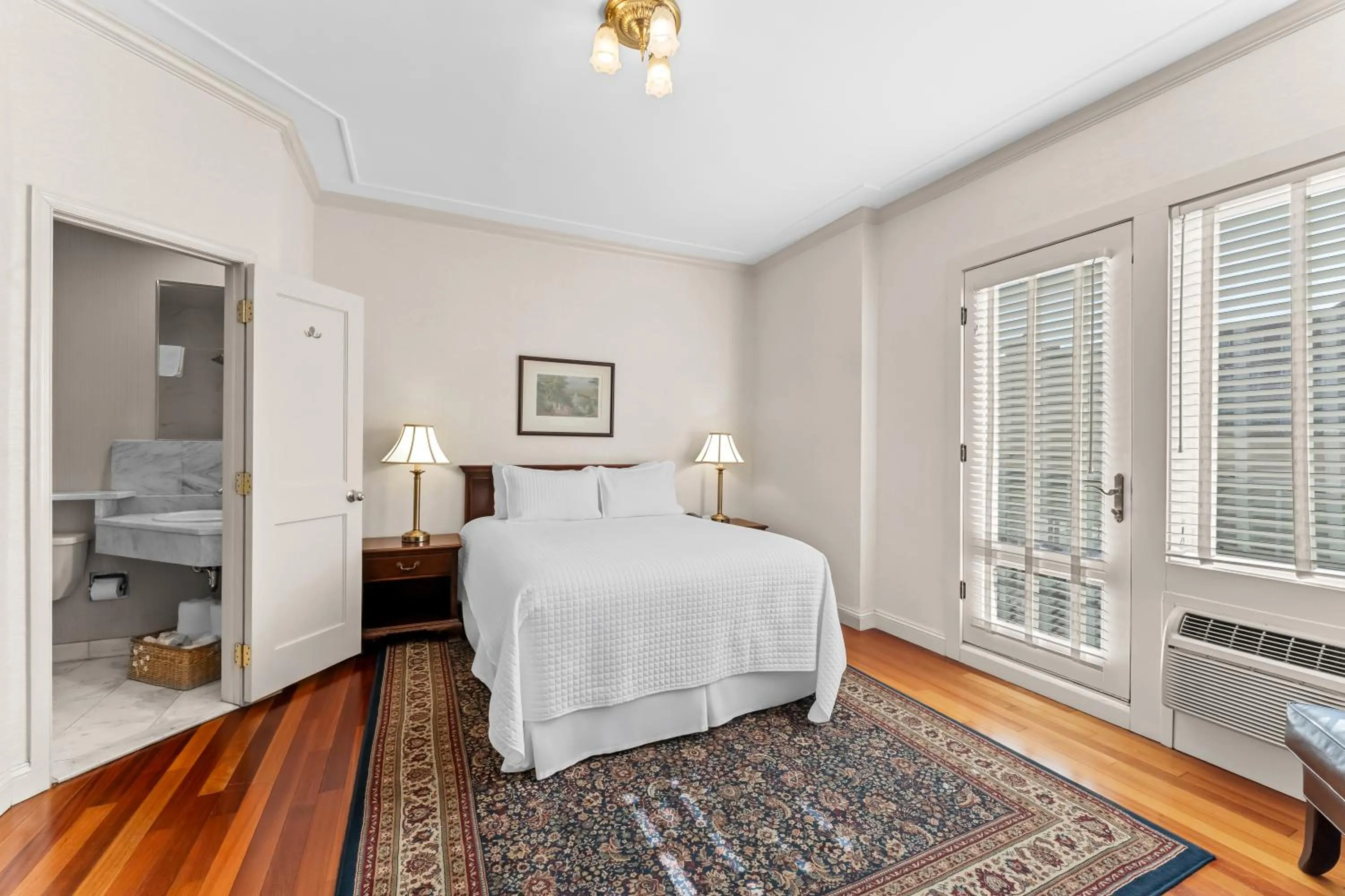 Bed in Penn's View Hotel Philadelphia