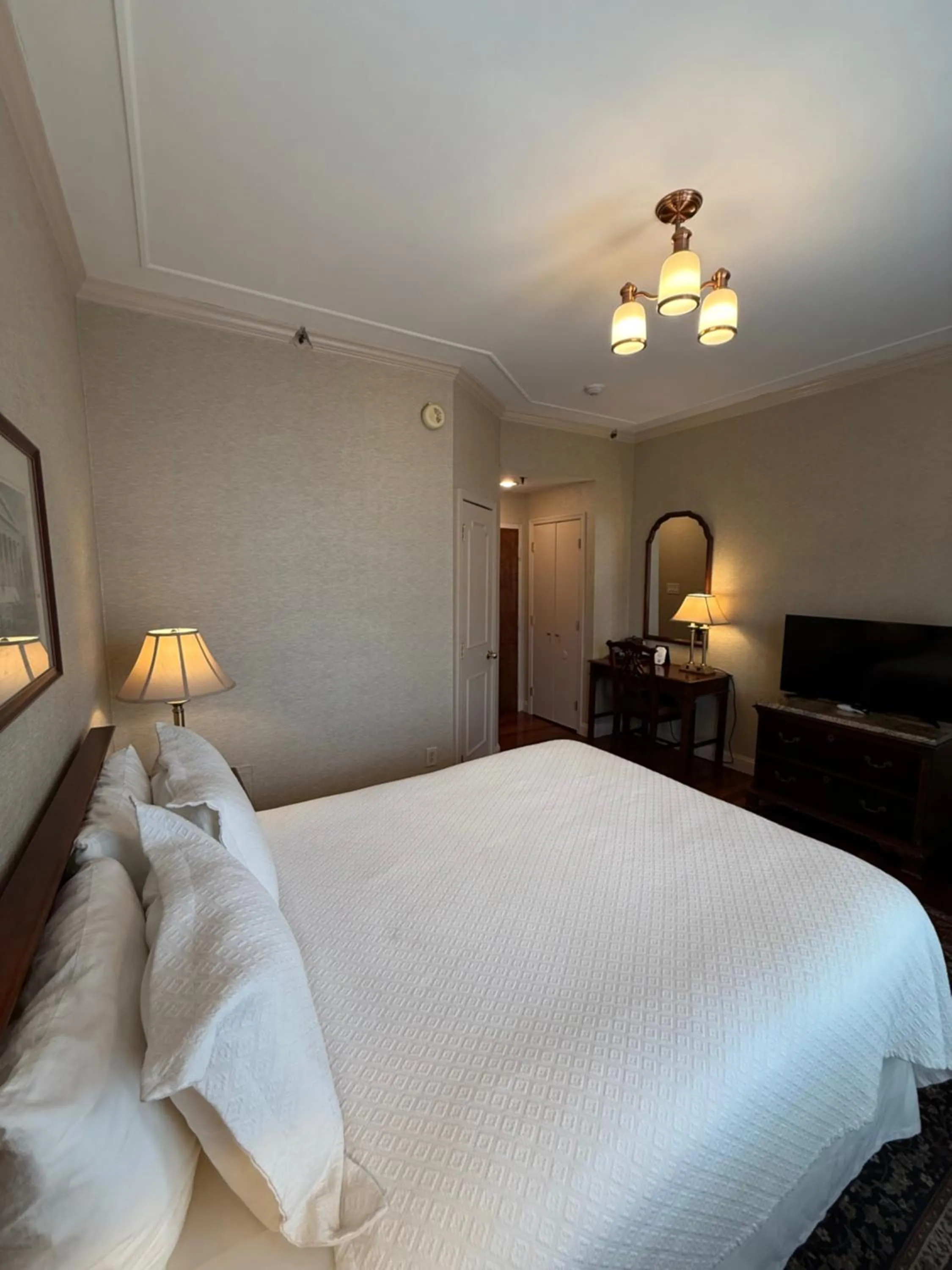 Bedroom, Bed in Penn's View Hotel Philadelphia