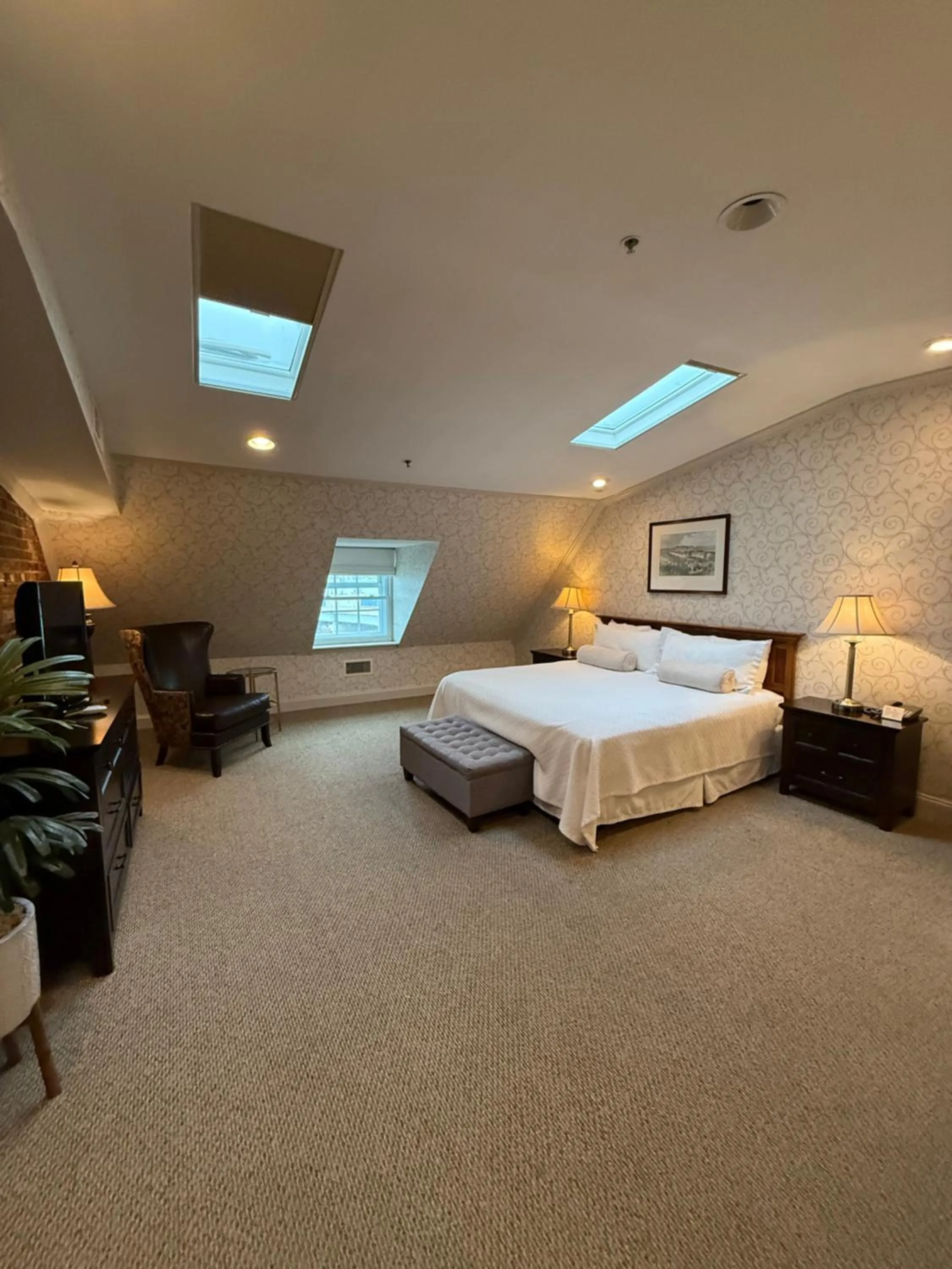 Bedroom, Bed in Penn's View Hotel Philadelphia