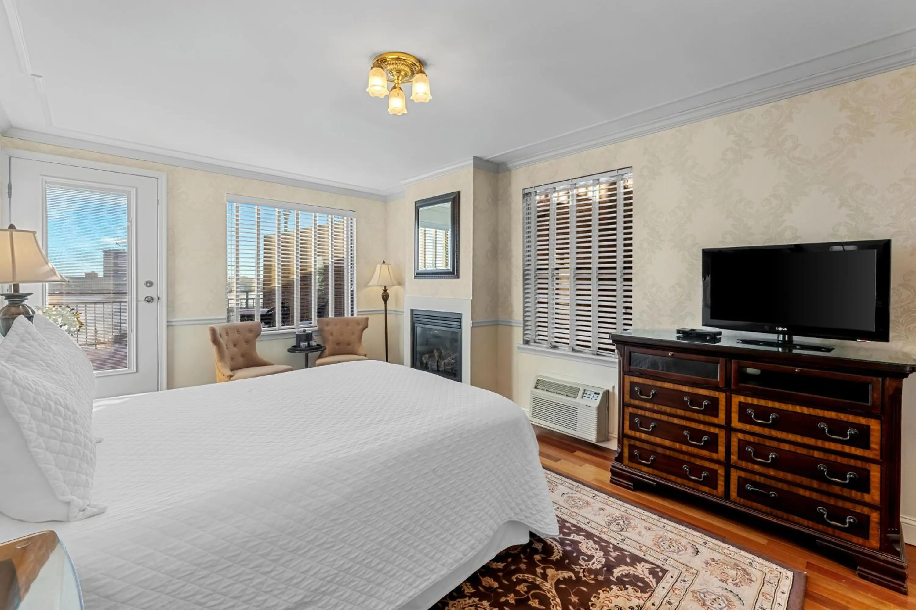 Bed in Penn's View Hotel Philadelphia