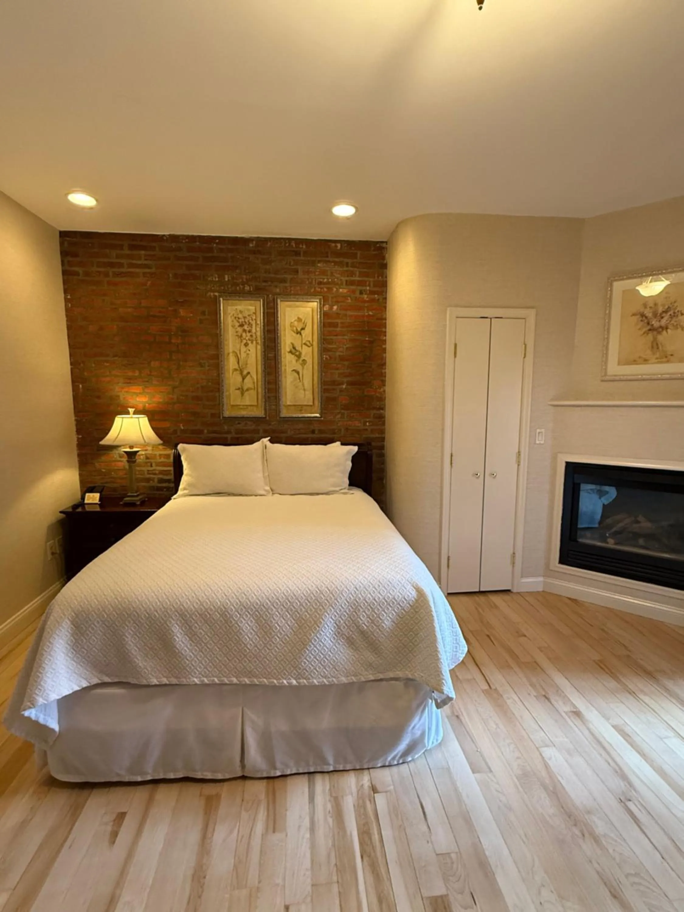 Bedroom, Bed in Penn's View Hotel Philadelphia