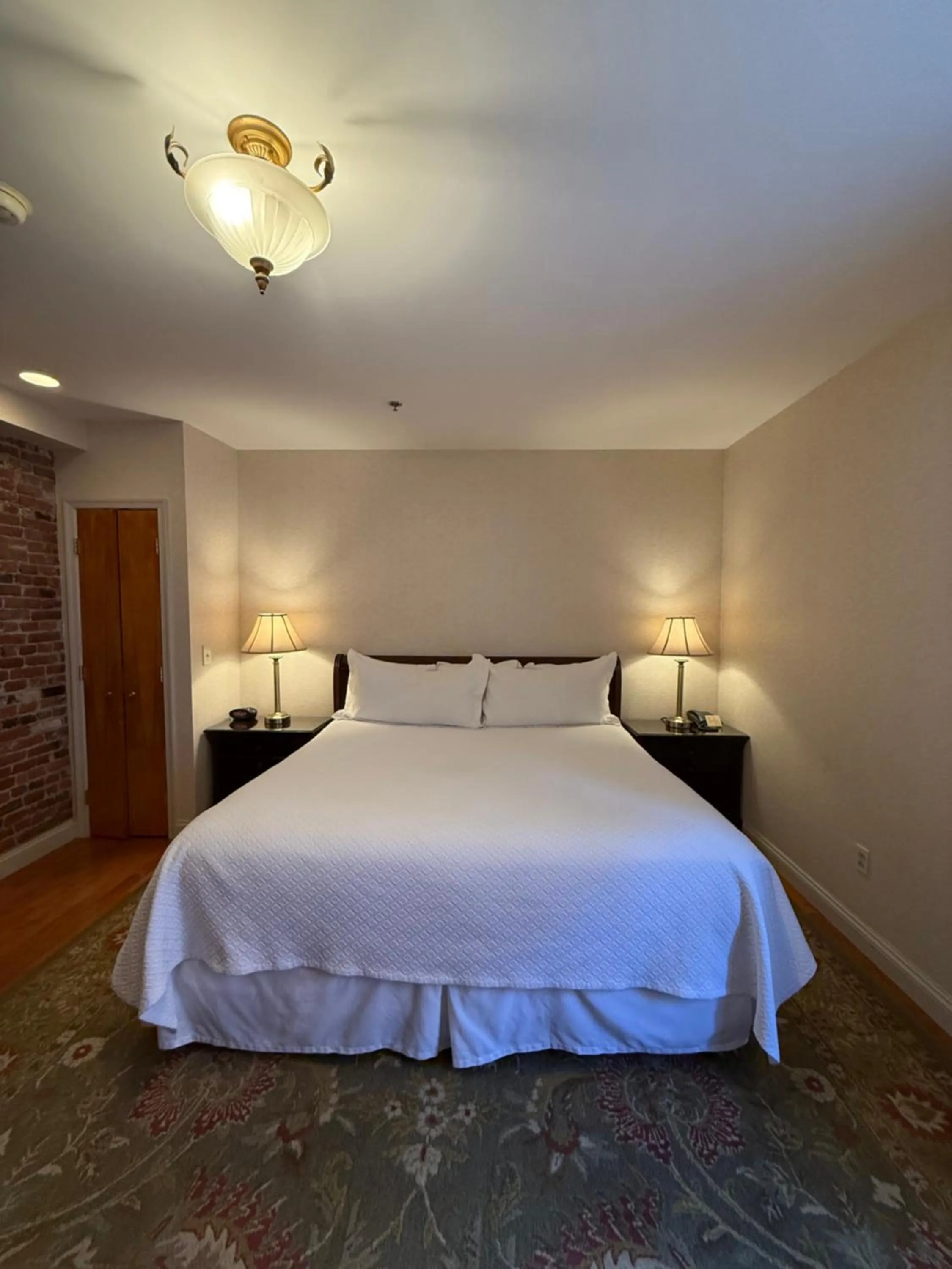 Bed in Penn's View Hotel Philadelphia