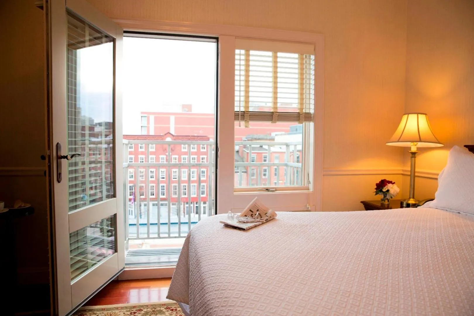 Bedroom, Bed in Penn's View Hotel Philadelphia