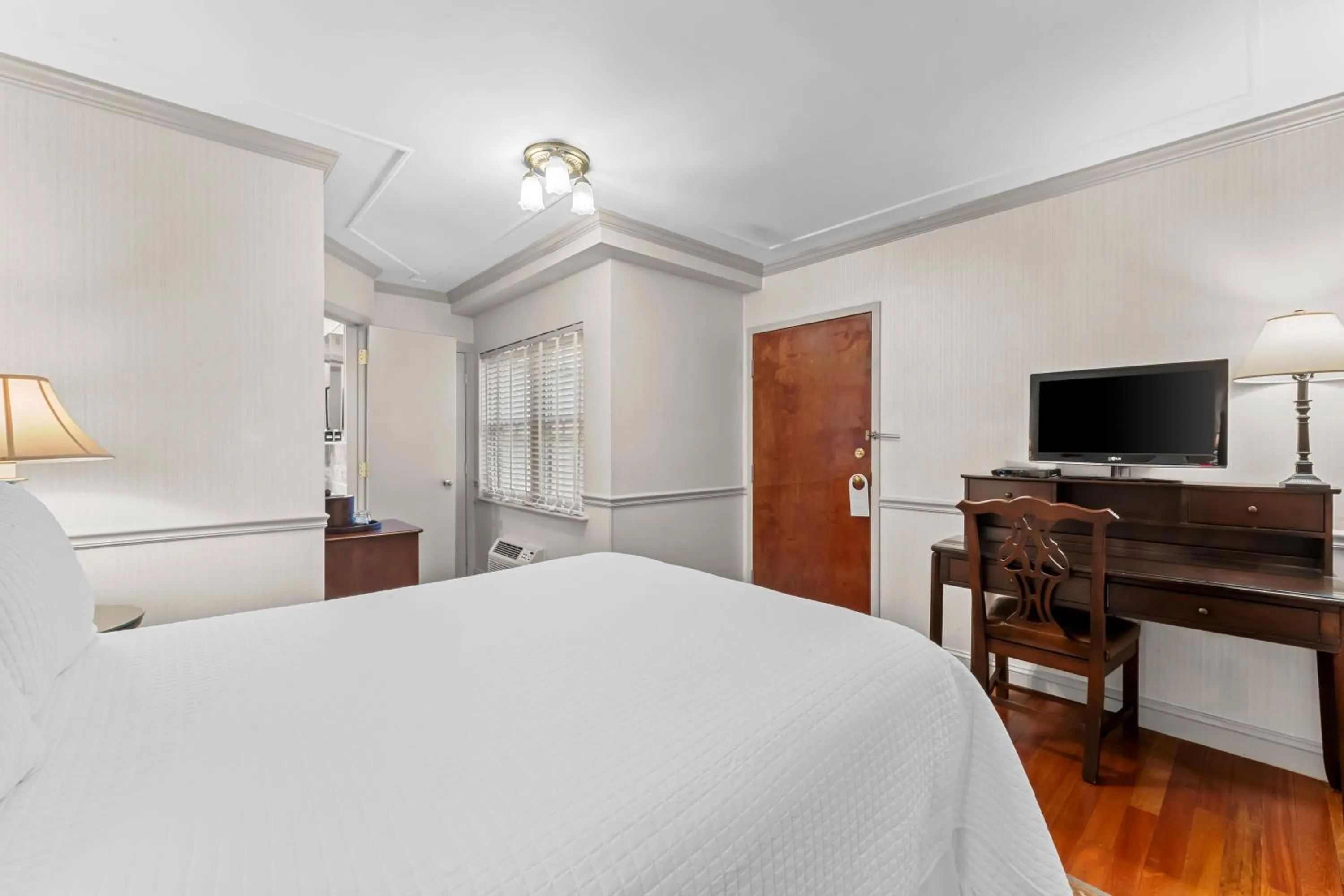 Bed in Penn's View Hotel Philadelphia