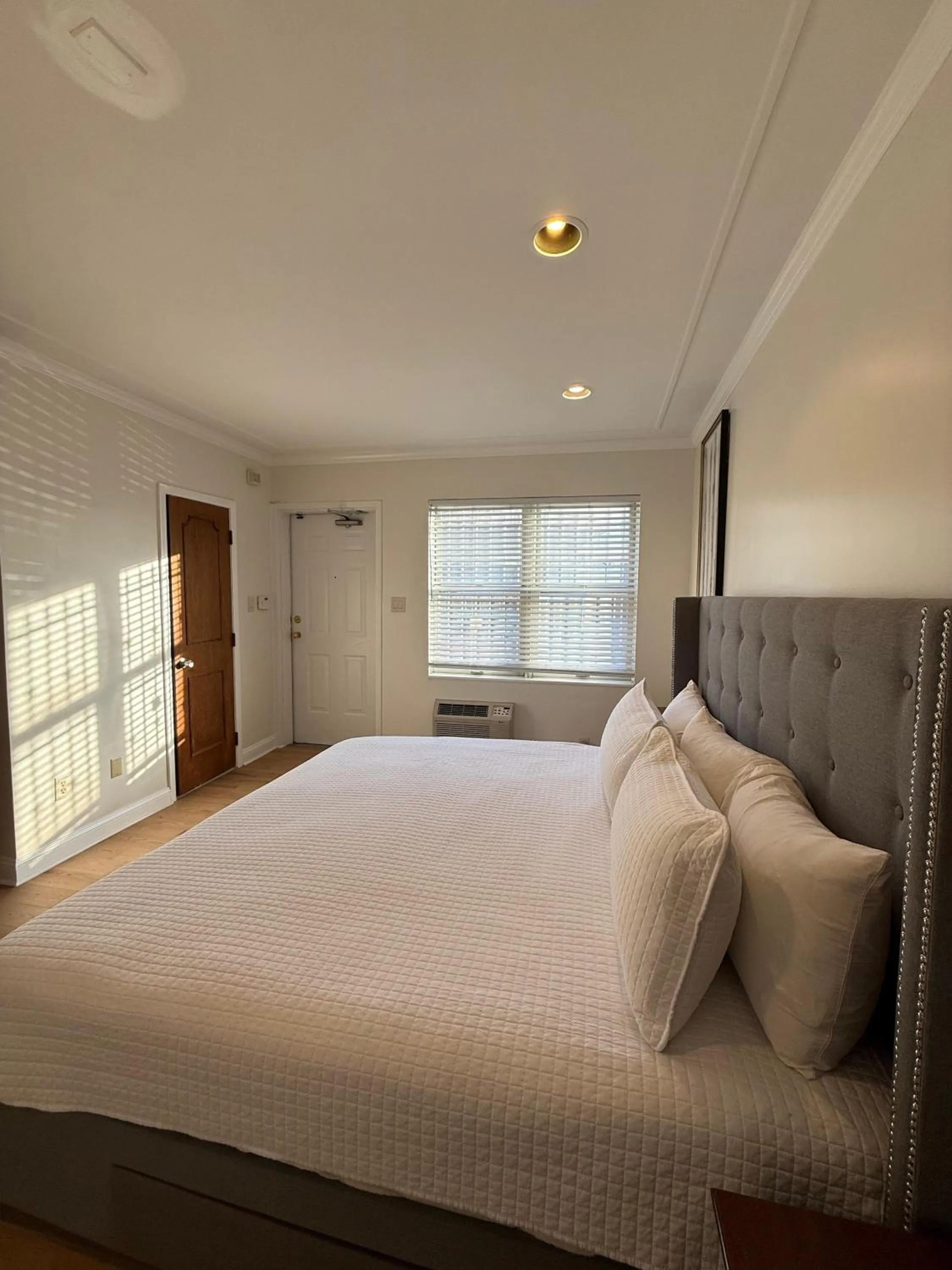 Bedroom, Bed in Penn's View Hotel Philadelphia