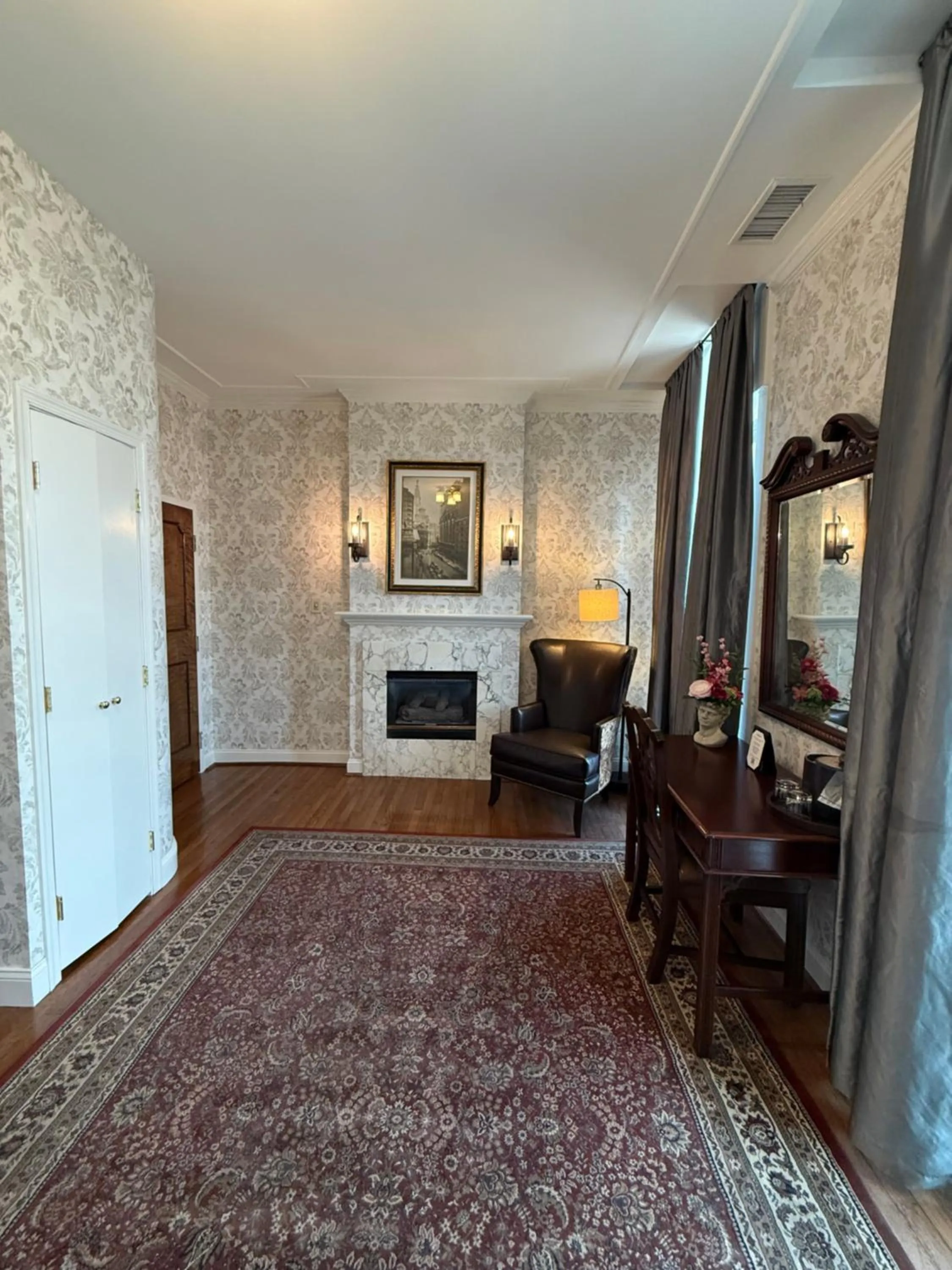 Photo of the whole room, Bed in Penn's View Hotel Philadelphia