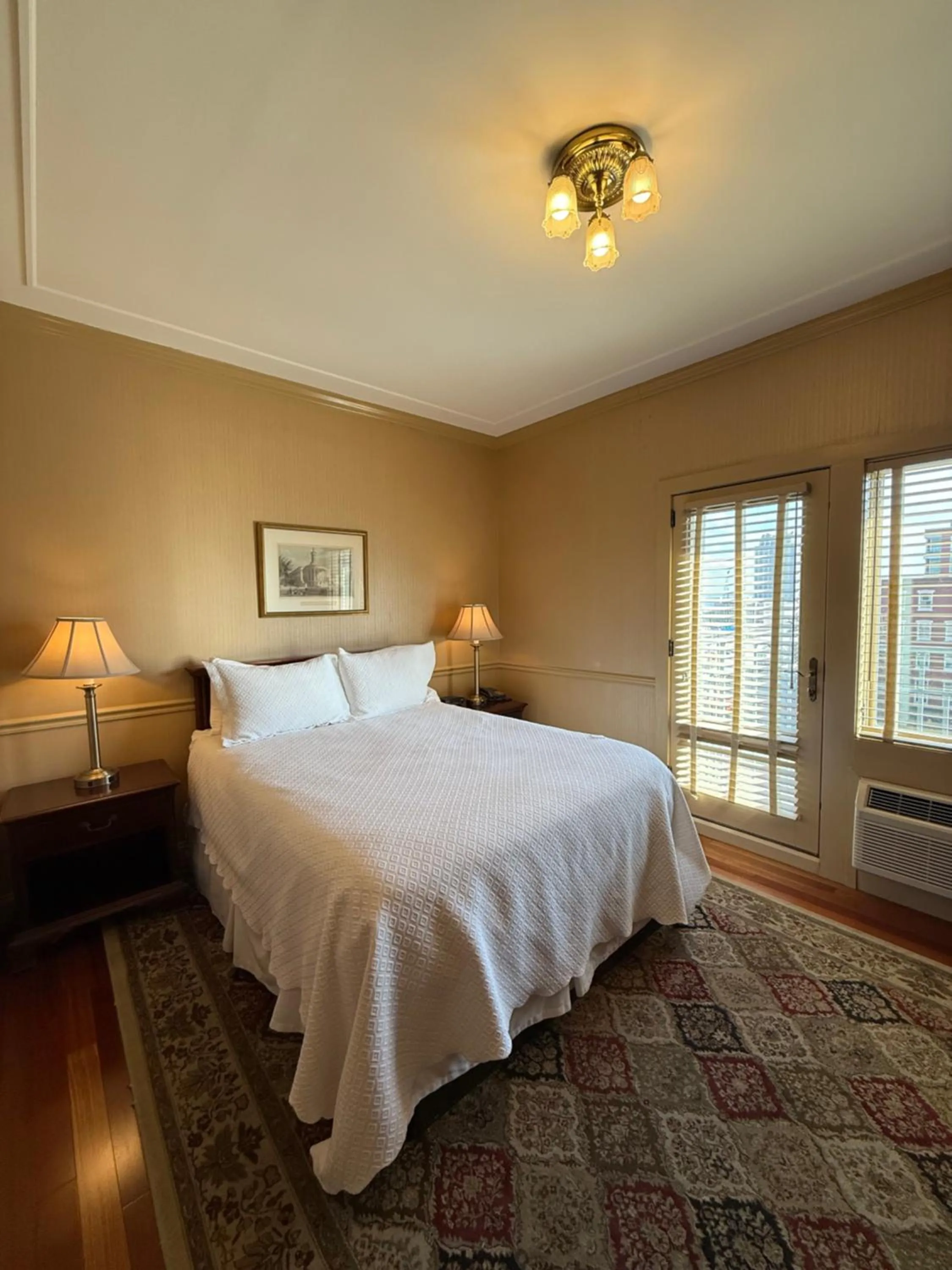 Bedroom, Bed in Penn's View Hotel Philadelphia