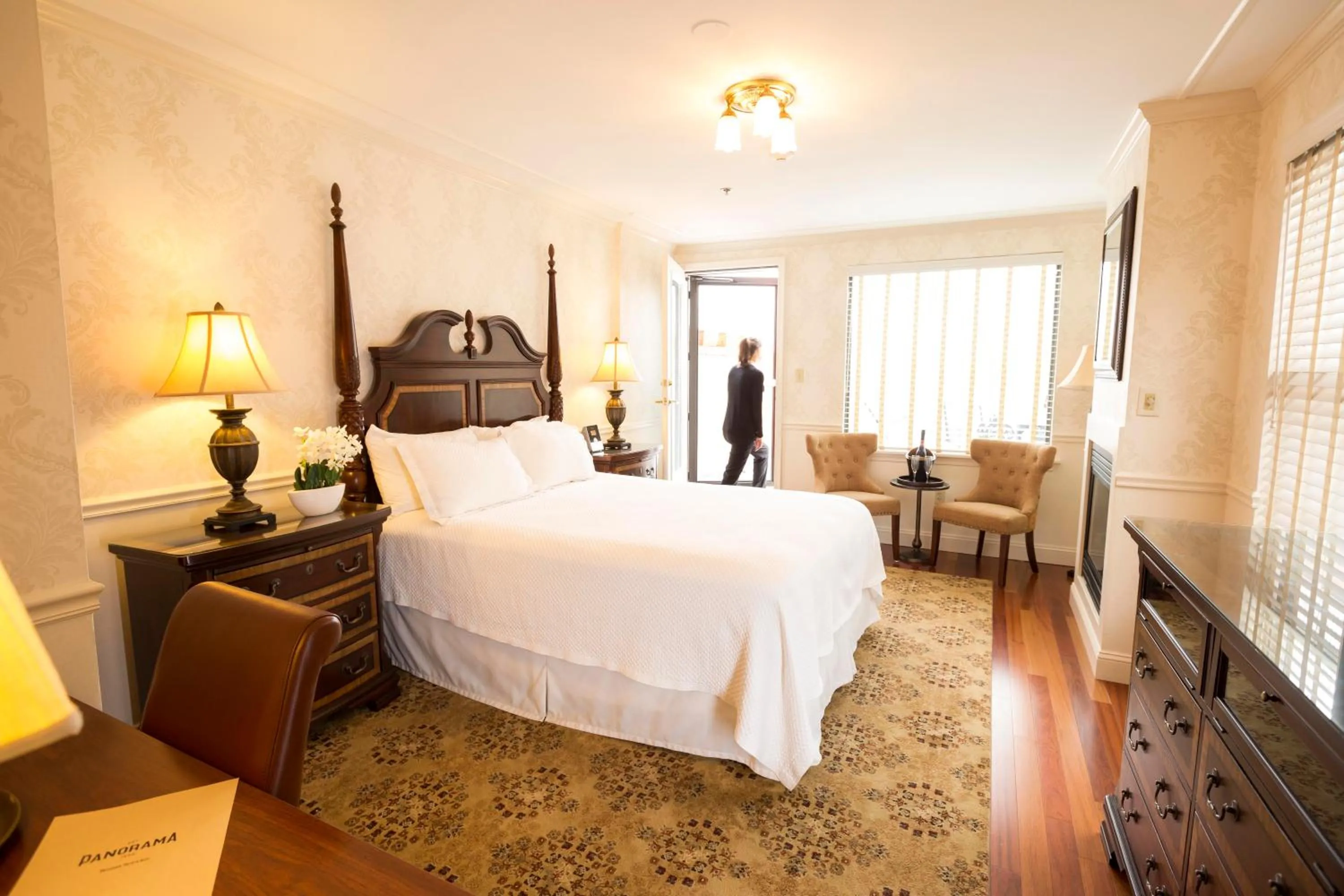 Photo of the whole room, Bed in Penn's View Hotel Philadelphia