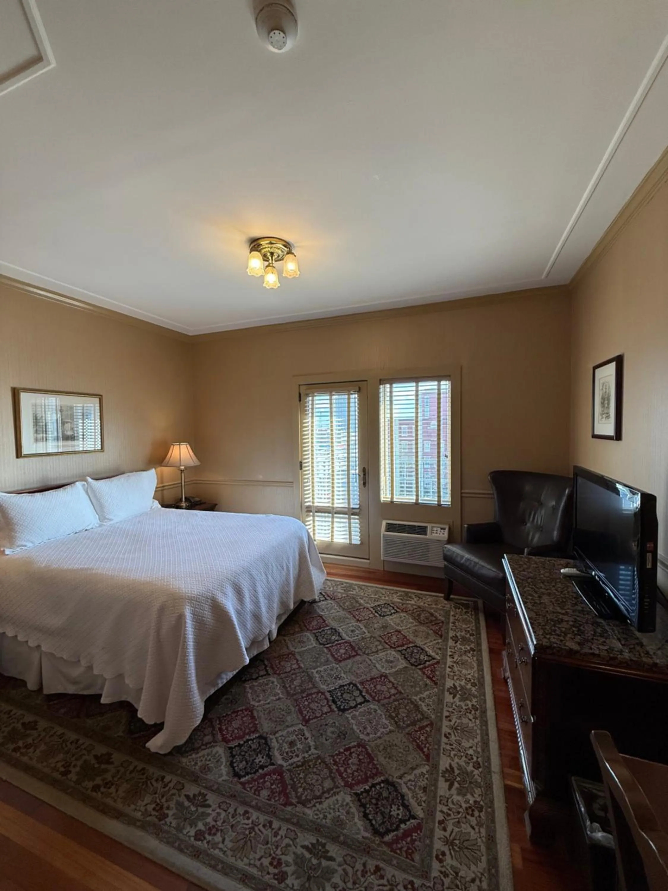 Bed in Penn's View Hotel Philadelphia