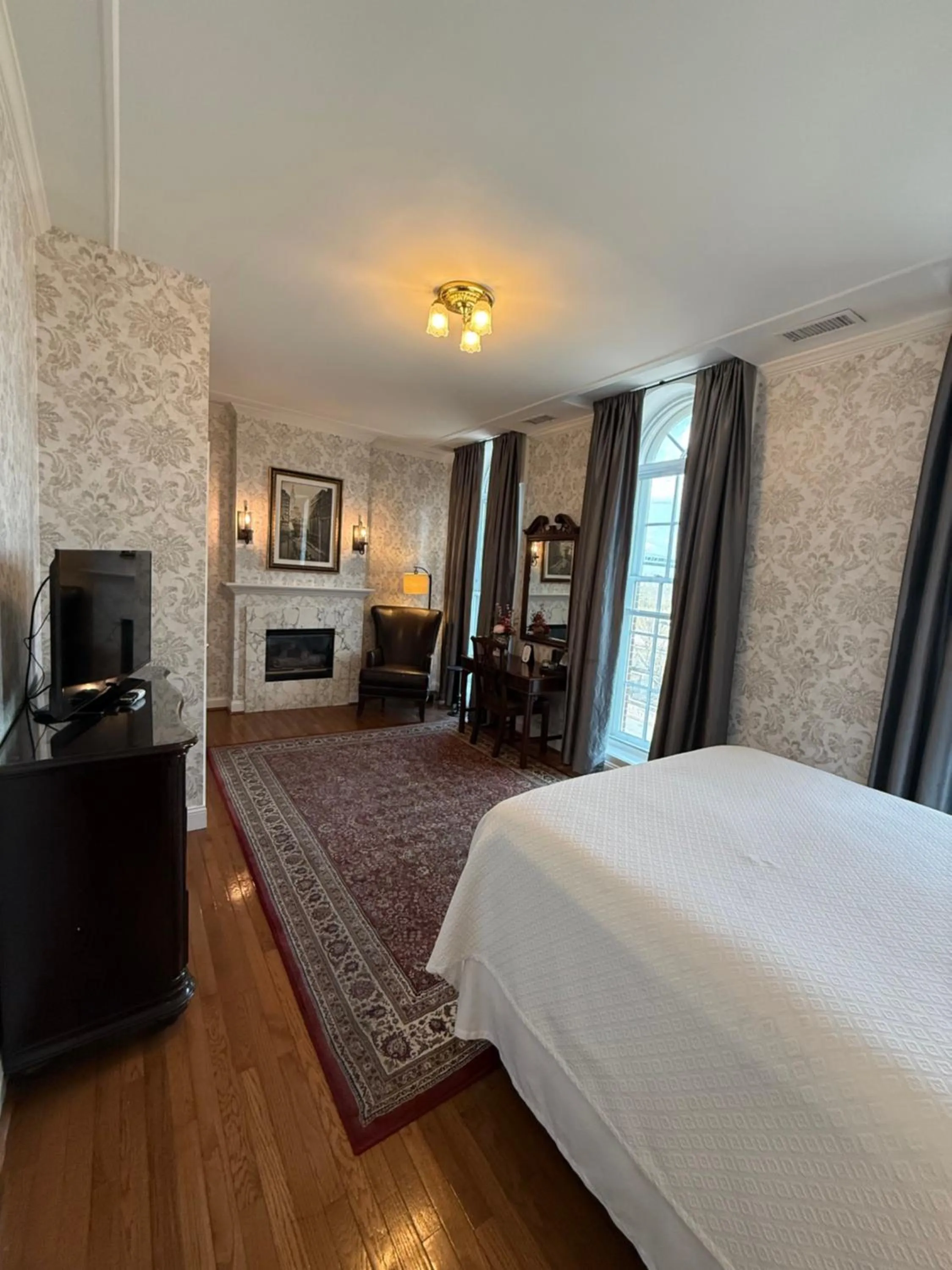 Photo of the whole room, Bed in Penn's View Hotel Philadelphia