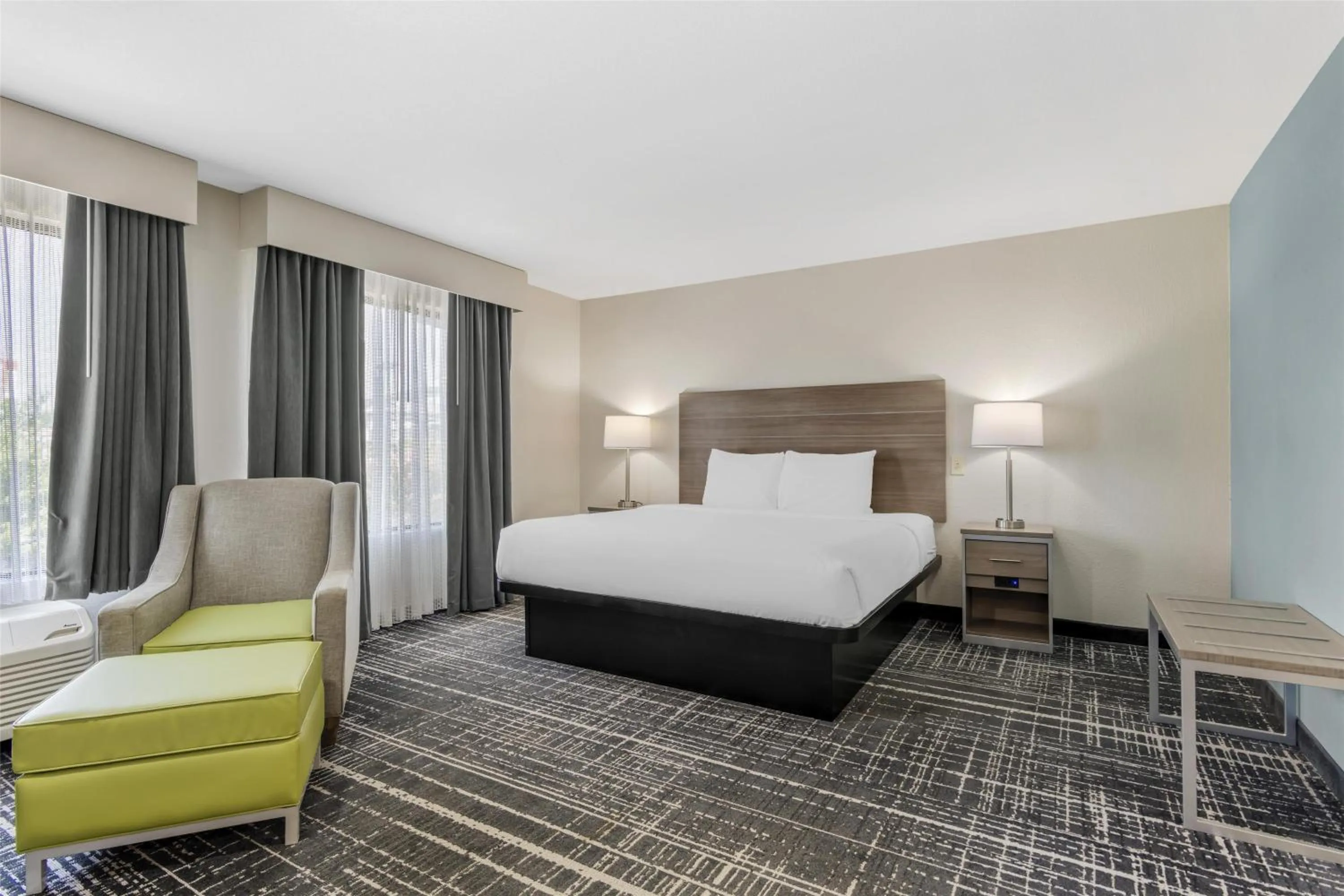 Photo of the whole room, Bed in Best Western Commerce Inn