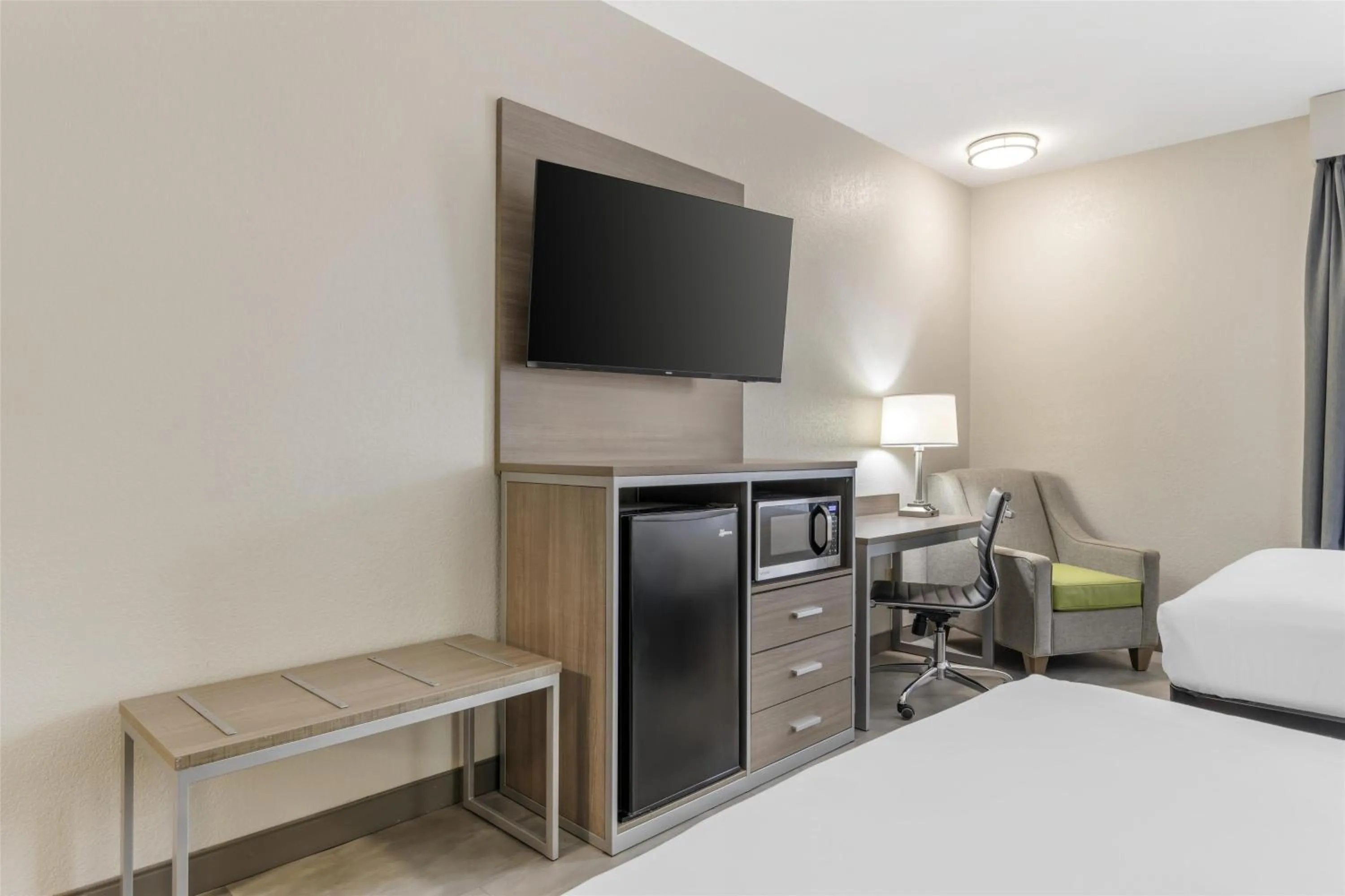 Bedroom, Bed in Best Western Commerce Inn