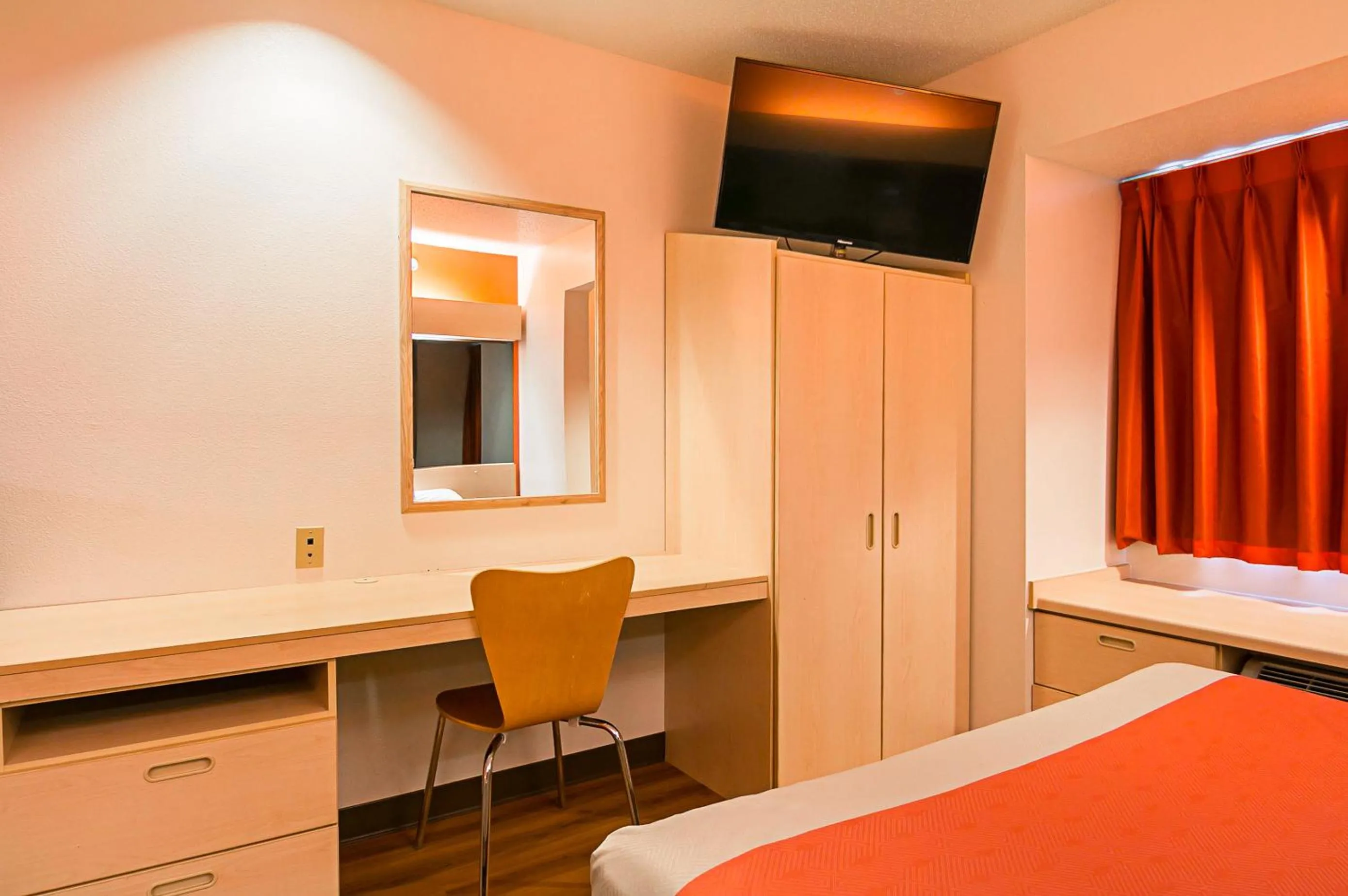 Bedroom, Bed in Motel 6-Sycamore, IL