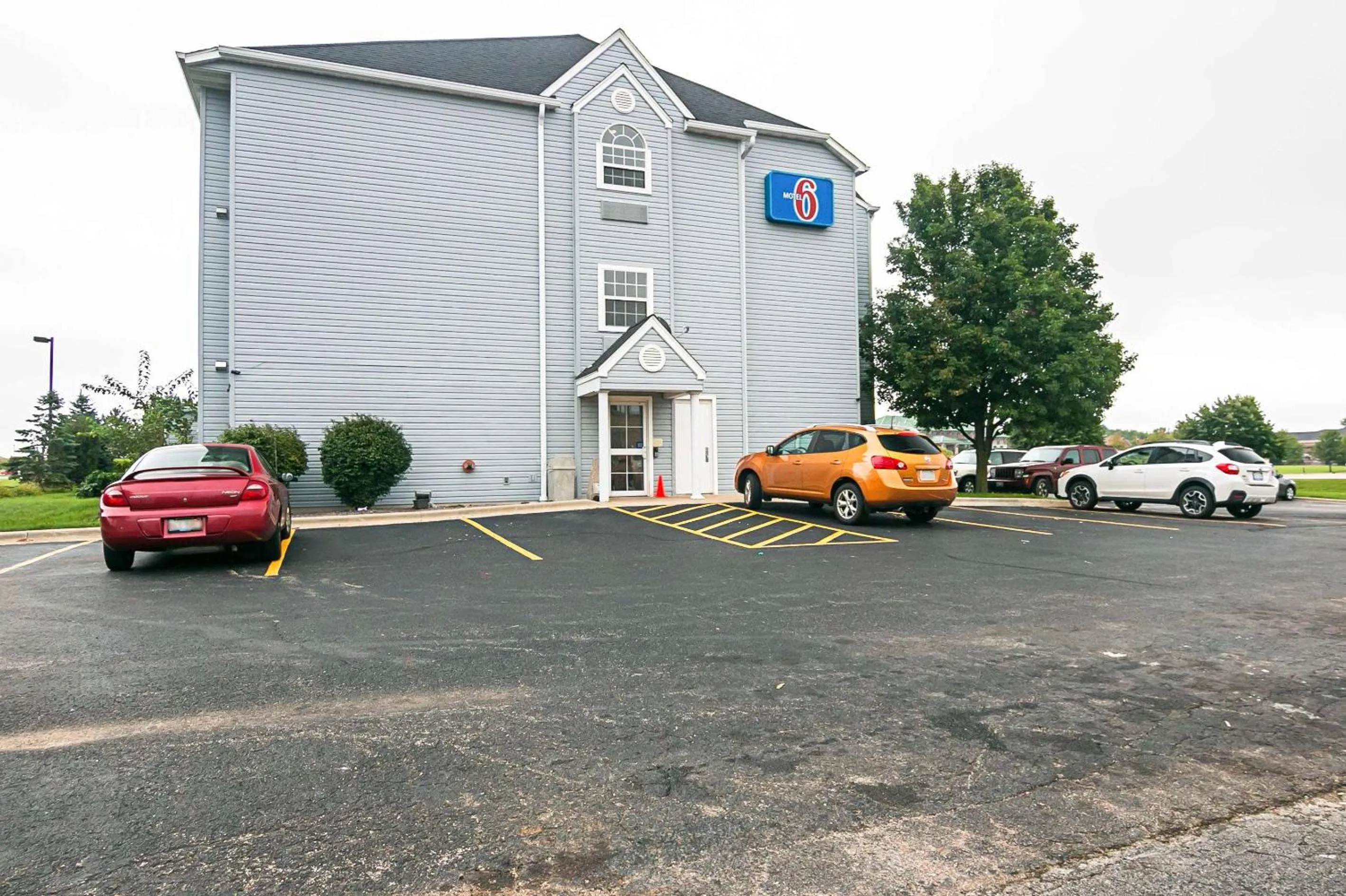 Property building in Motel 6-Sycamore, IL