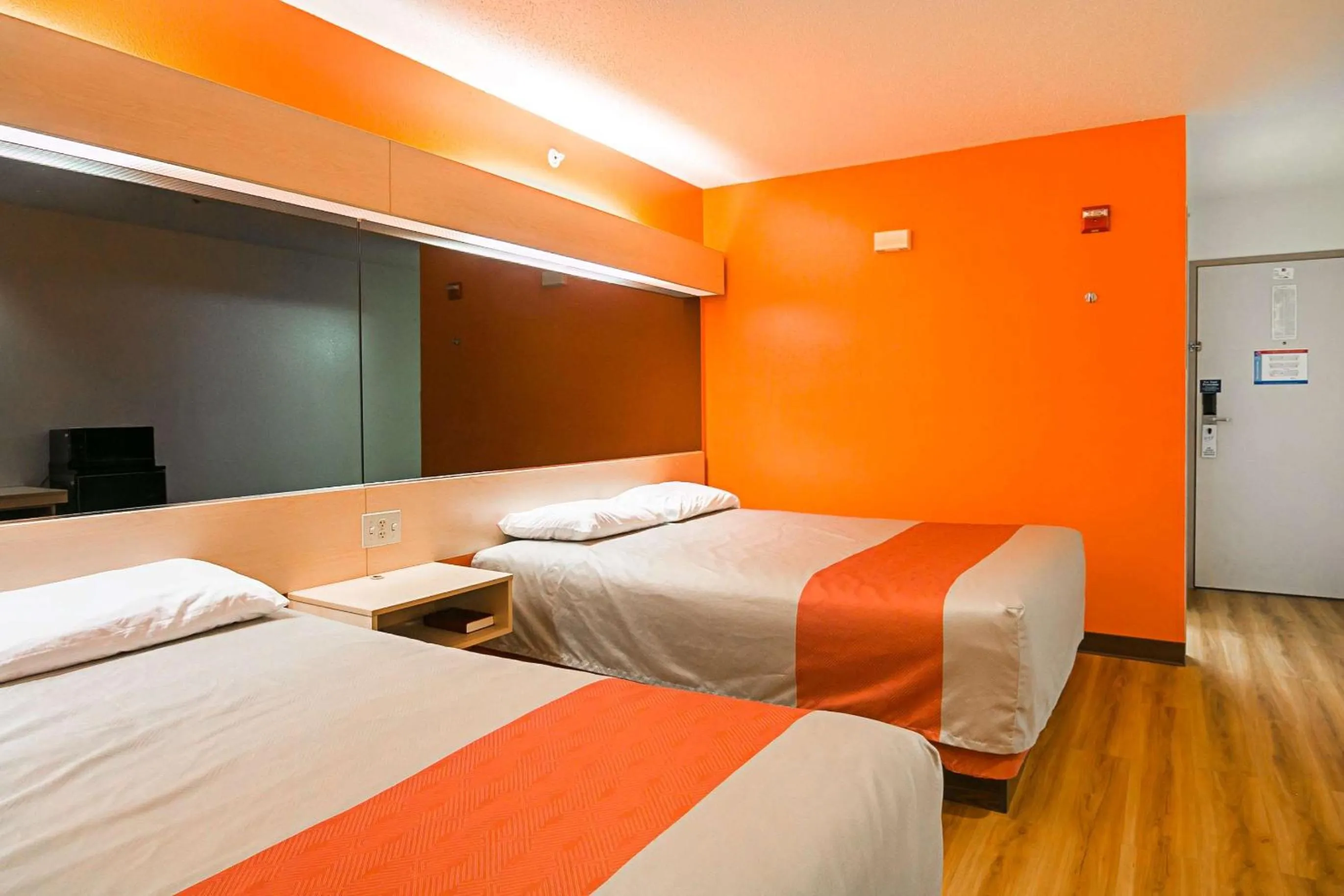 TV and multimedia, Bed in Motel 6-Sycamore, IL