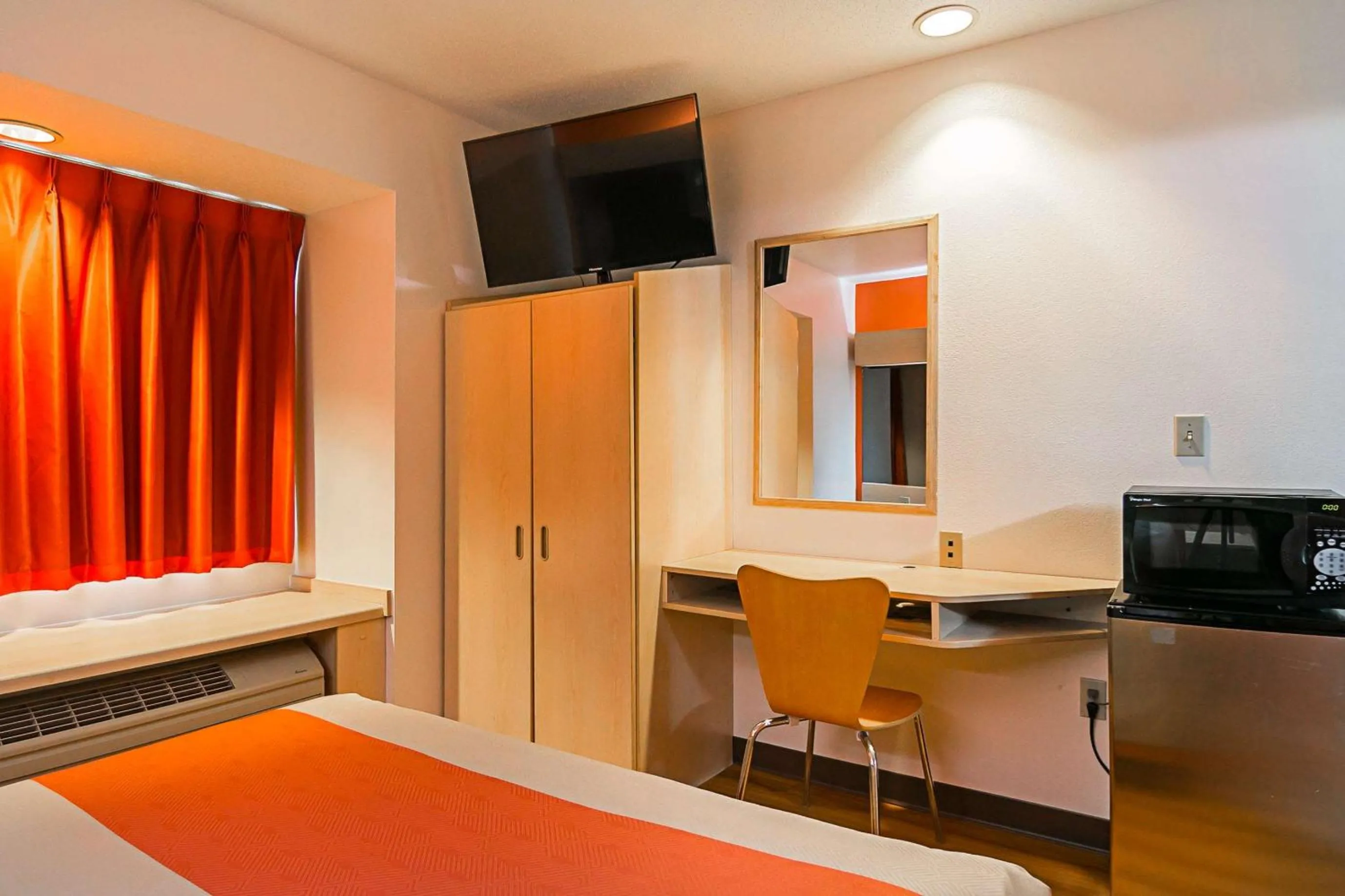 TV and multimedia, Bed in Motel 6-Sycamore, IL