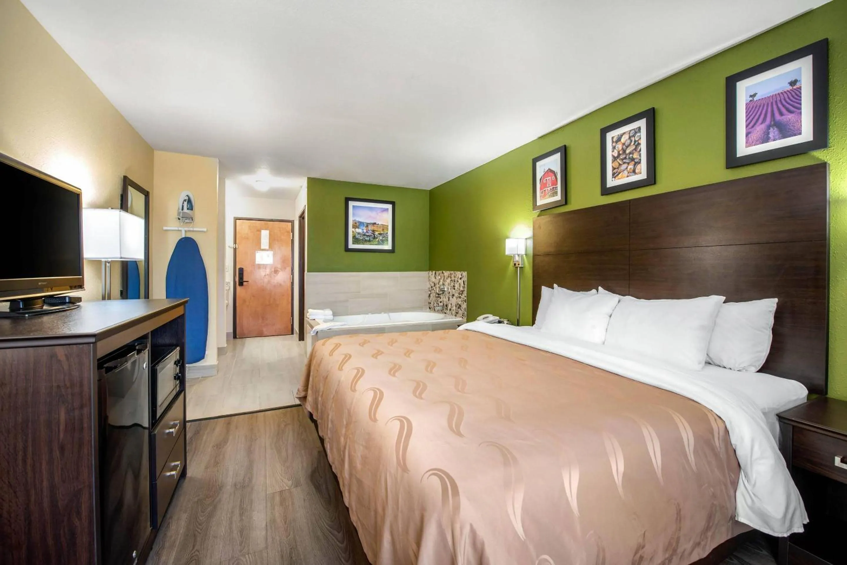 Bedroom, Bed in Quality Inn & Suites Brandenburg - Fort Knox