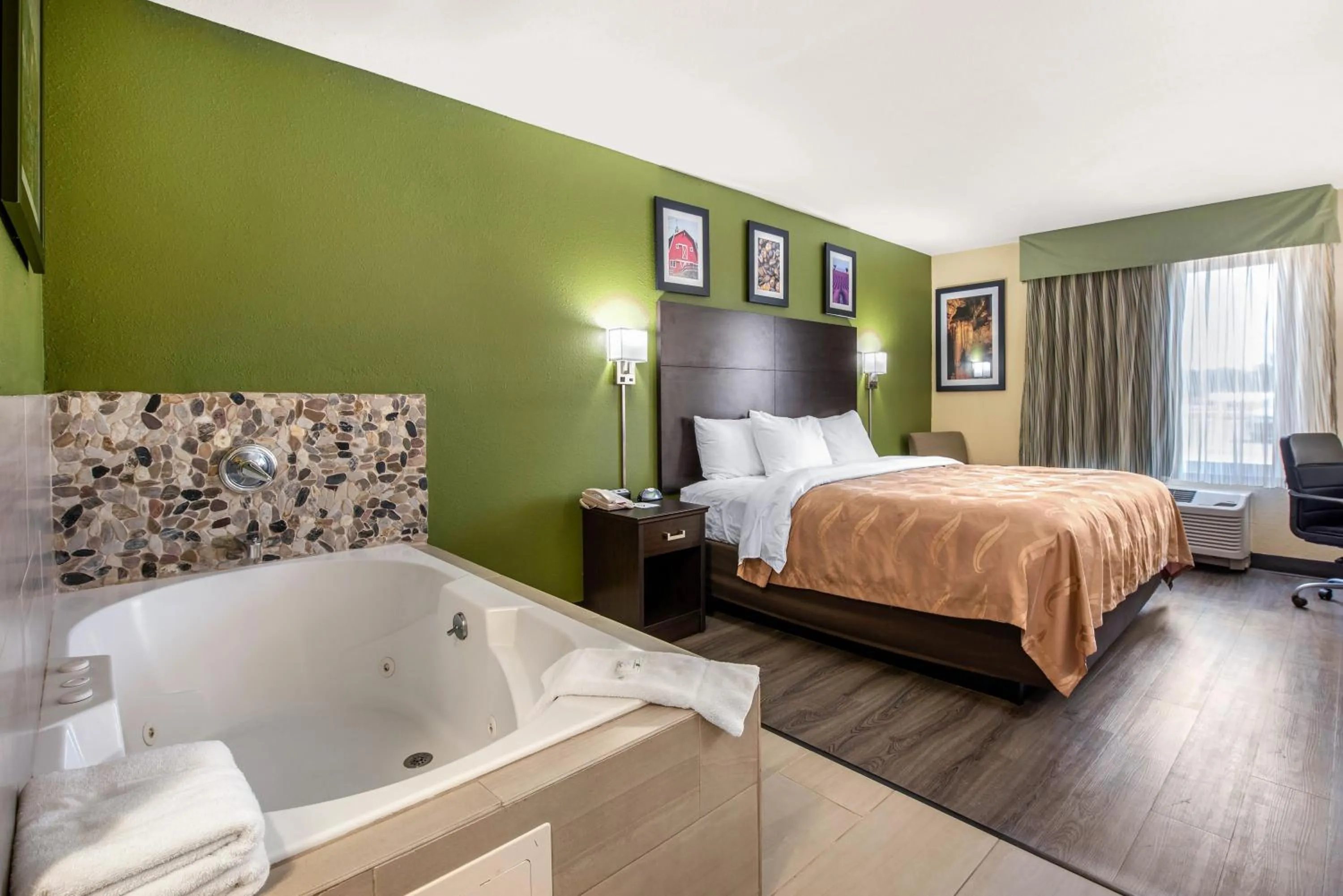 Hot Tub, Bed in Quality Inn & Suites Brandenburg - Fort Knox