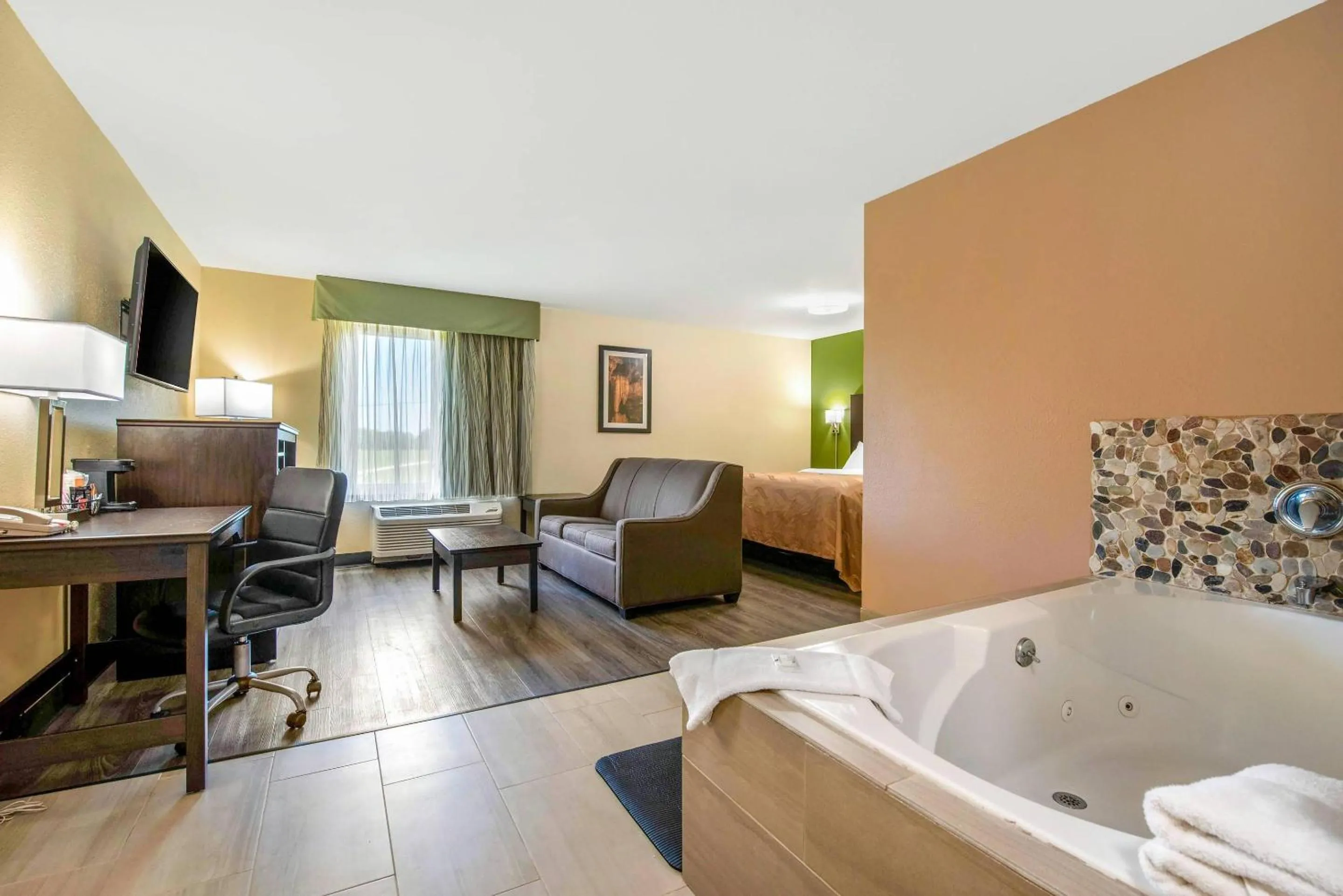 Bedroom, Bed in Quality Inn & Suites Brandenburg - Fort Knox