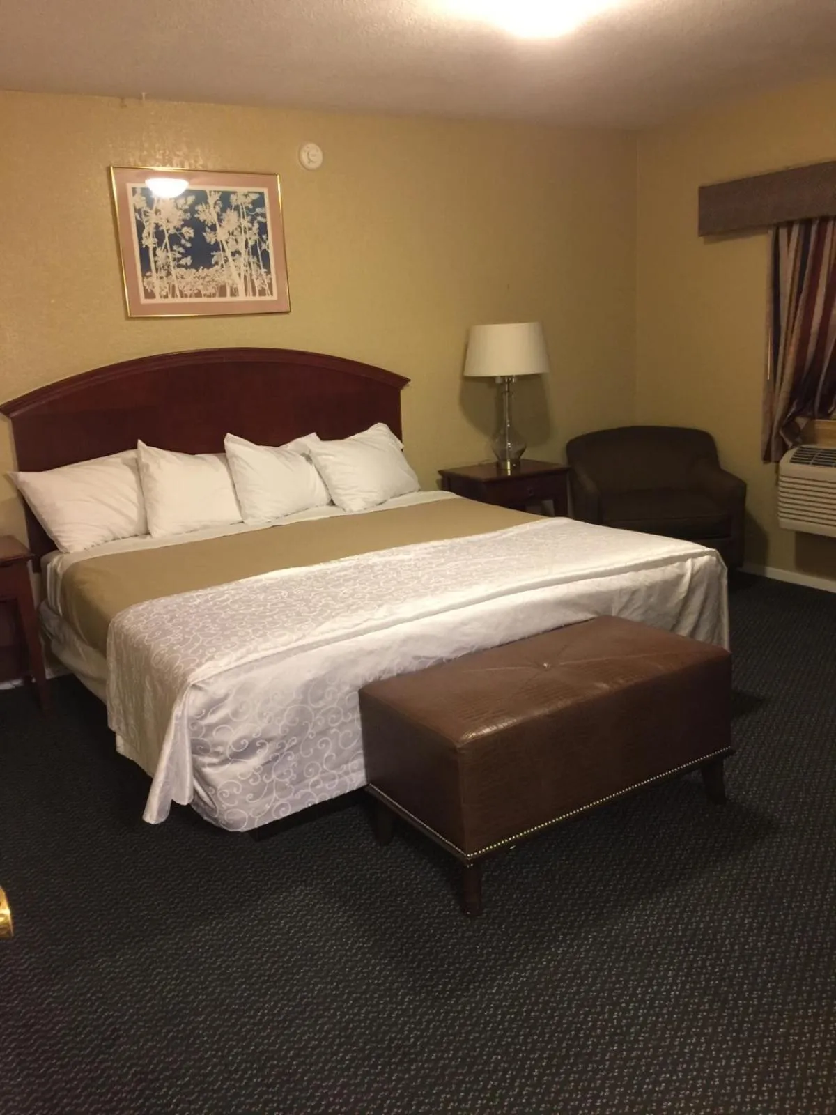 Bed in Ranch House Inn & Suites
