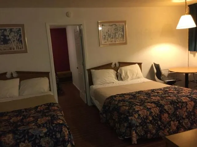 Bed in Ranch House Inn & Suites