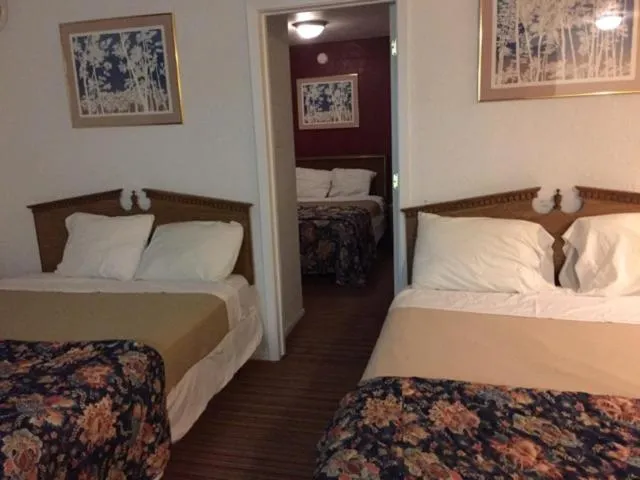 Bed in Ranch House Inn & Suites