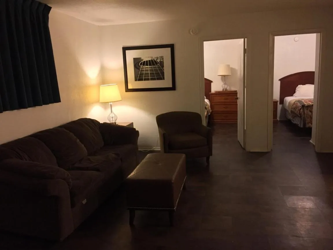 Living room, Bed in Ranch House Inn & Suites