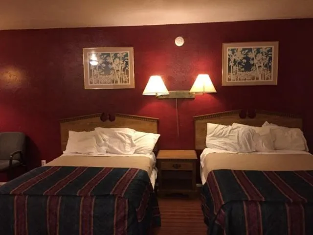 Bed in Ranch House Inn & Suites