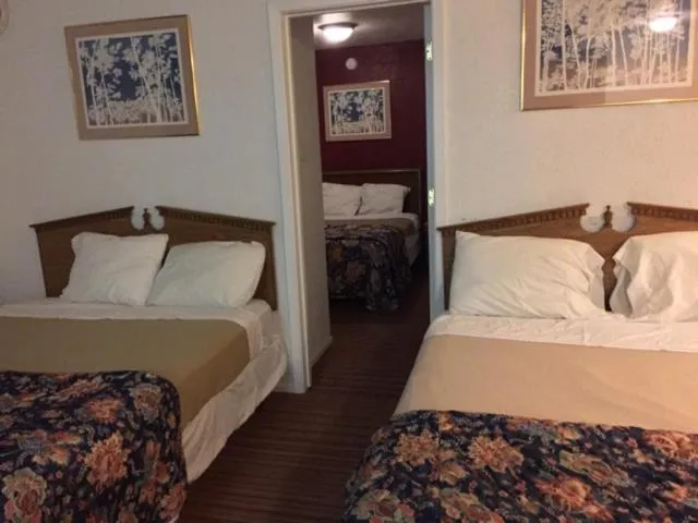 Bed in Ranch House Inn & Suites