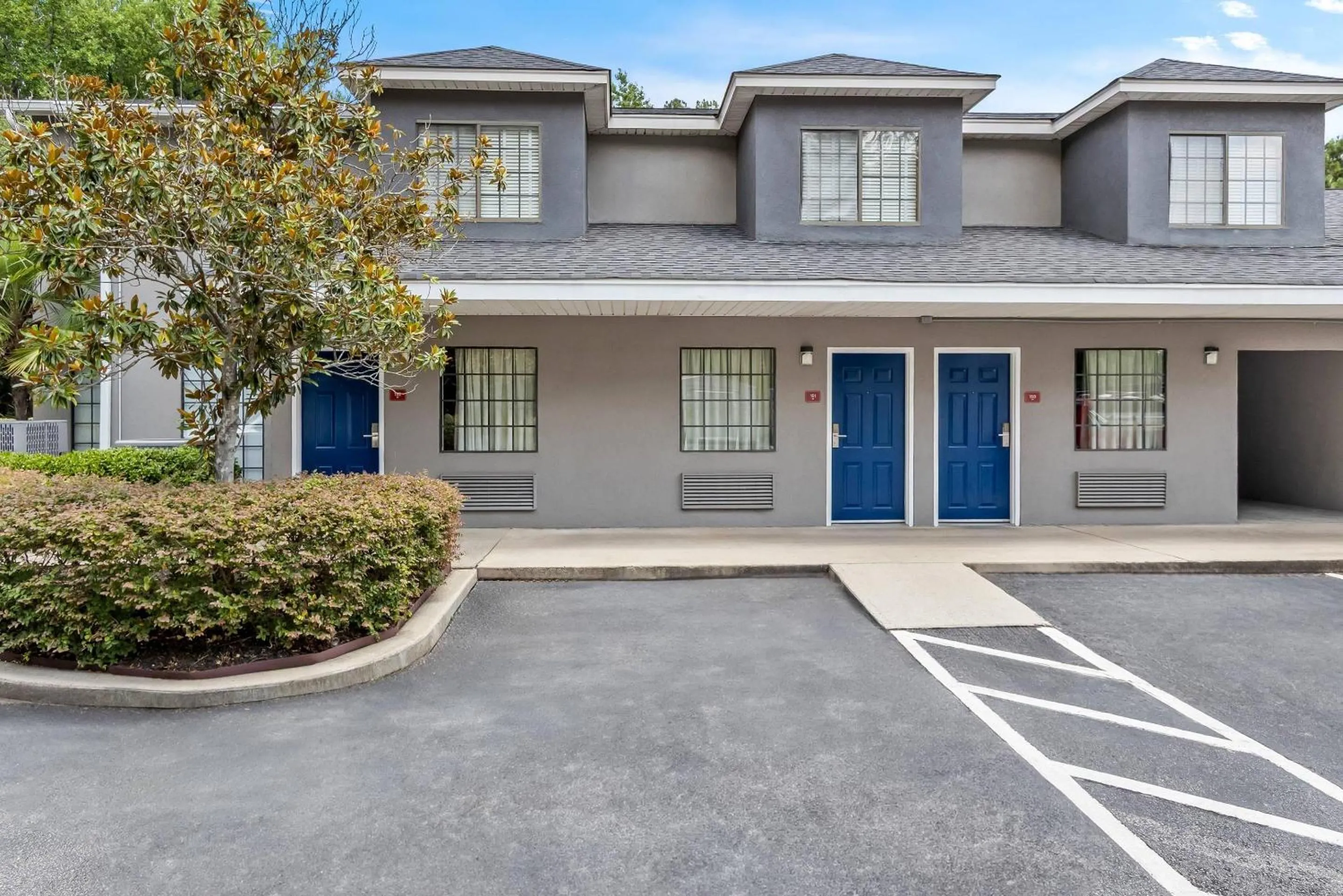 Property building in Econo Lodge Inn & Suites Cayce I-26 Airport