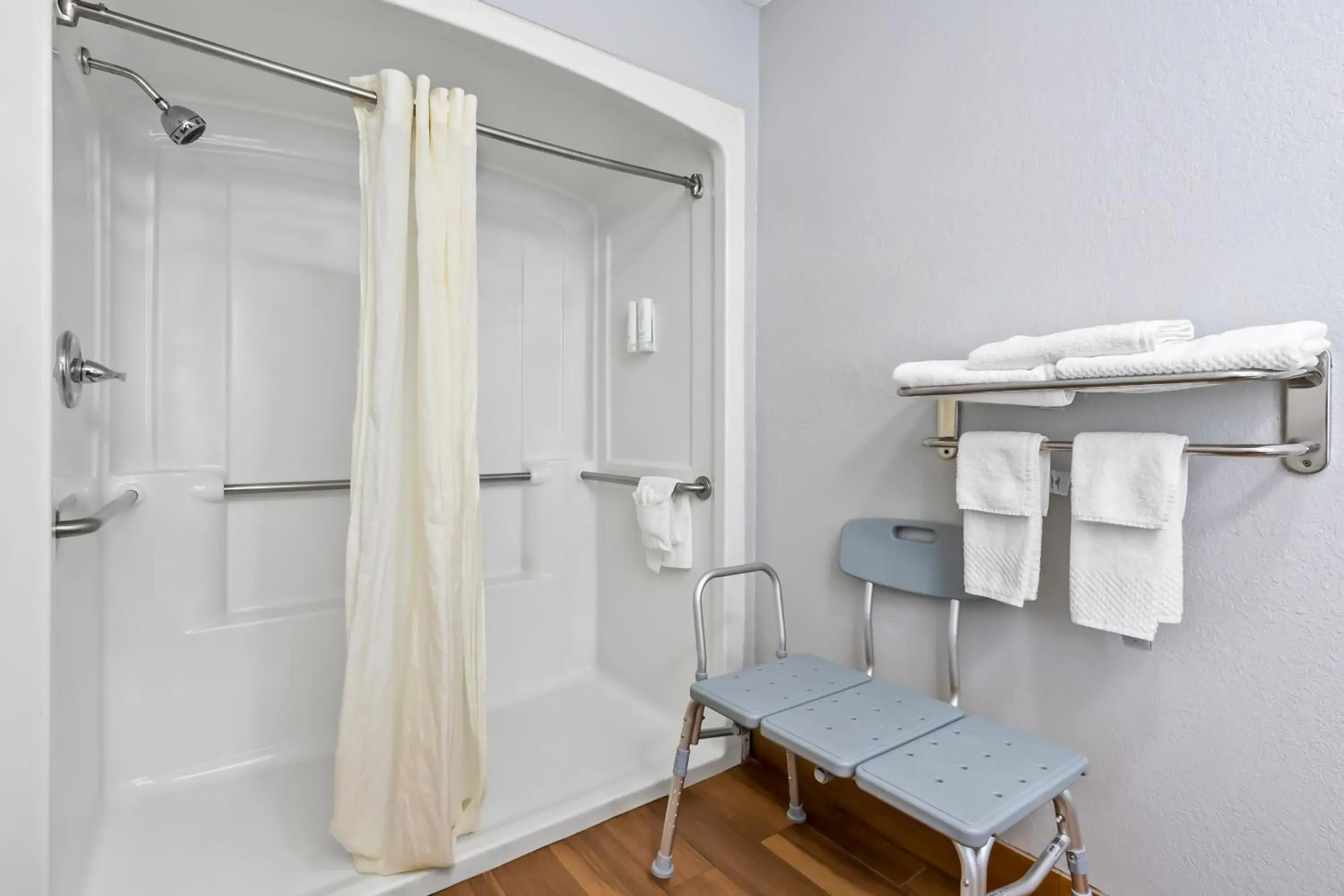 King Room - Accessible/Smoking in Econo Lodge Inn & Suites Cayce I-26 Airport King Room - Accessible/Smoking in Econo Lodge Inn & Suites Cayce I-26 Airport