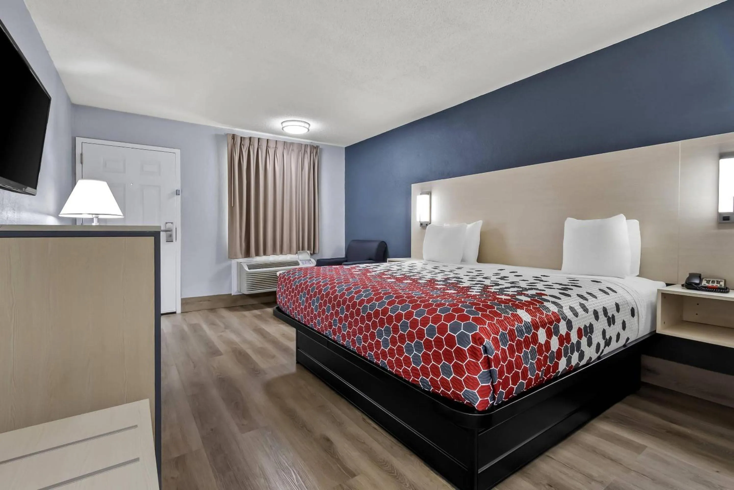 Bedroom, Bed in Econo Lodge Inn & Suites Cayce I-26 Airport