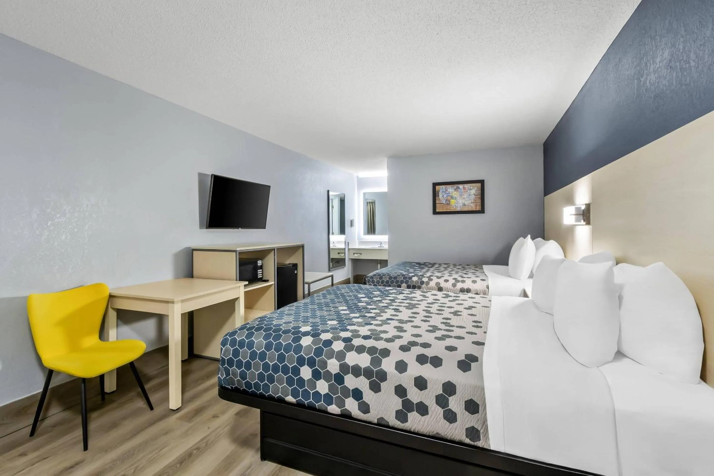 Bedroom, Bed in Econo Lodge Inn & Suites Cayce I-26 Airport