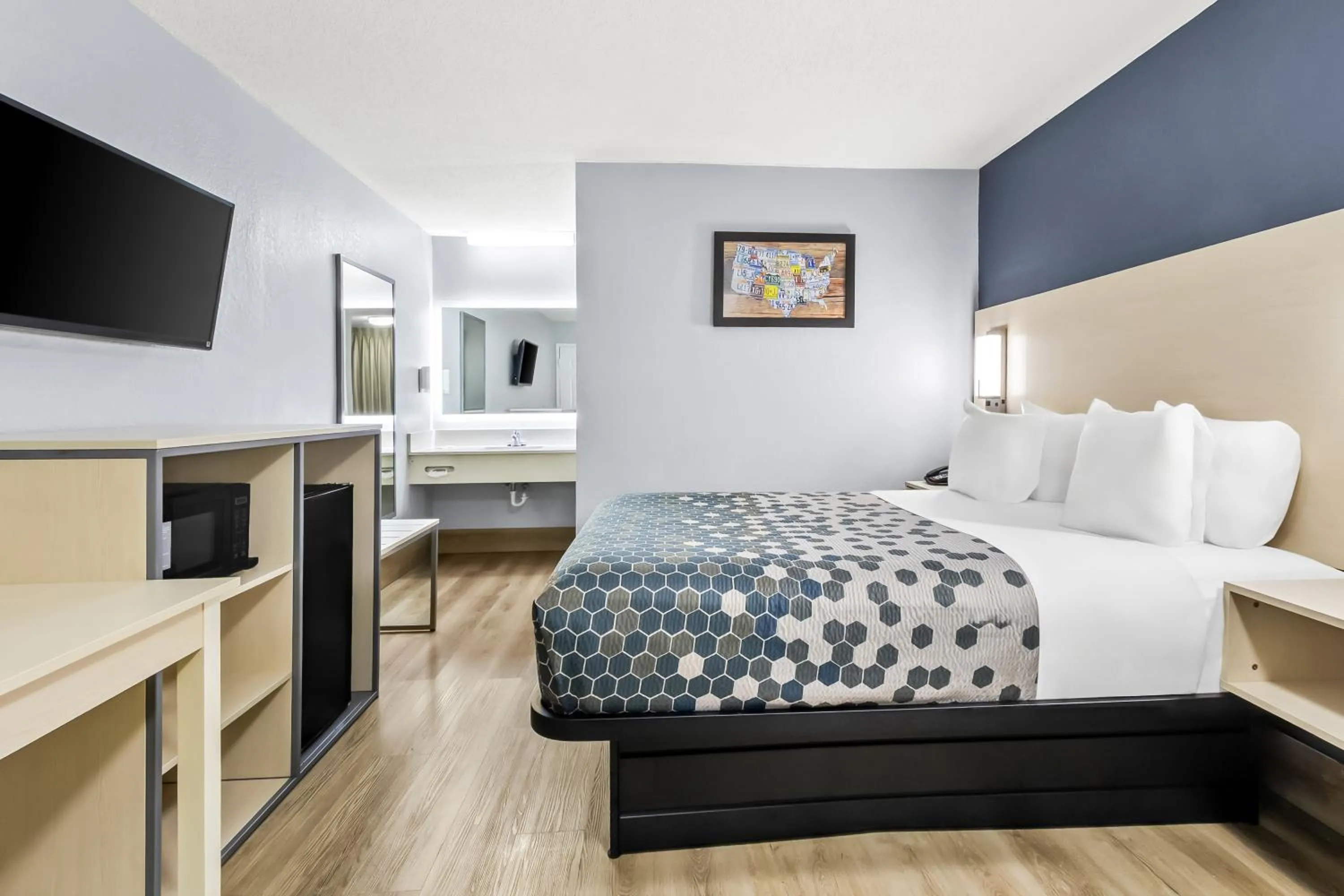 Bed in Econo Lodge Inn & Suites Cayce I-26 Airport