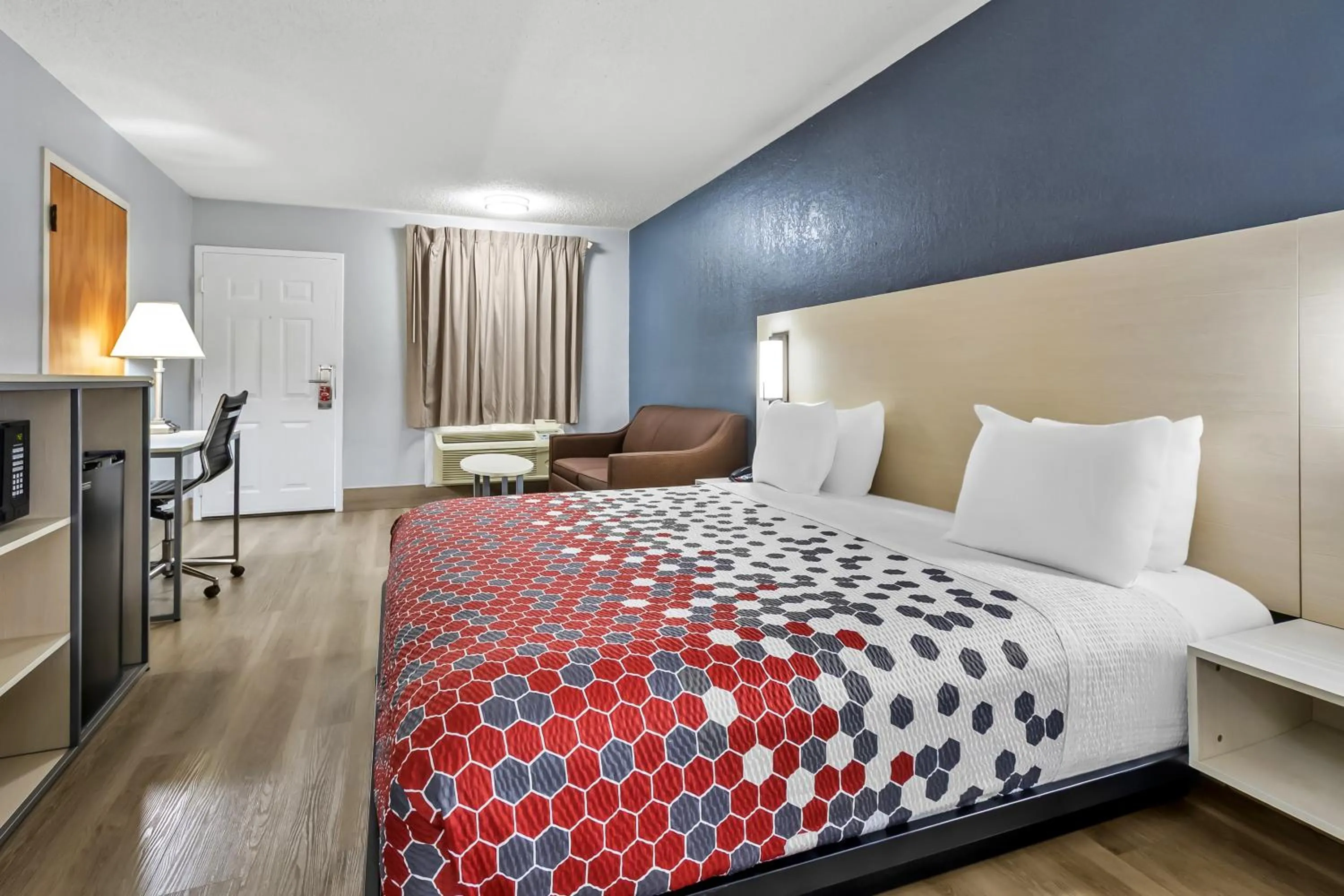 Bed in Econo Lodge Inn & Suites Cayce I-26 Airport