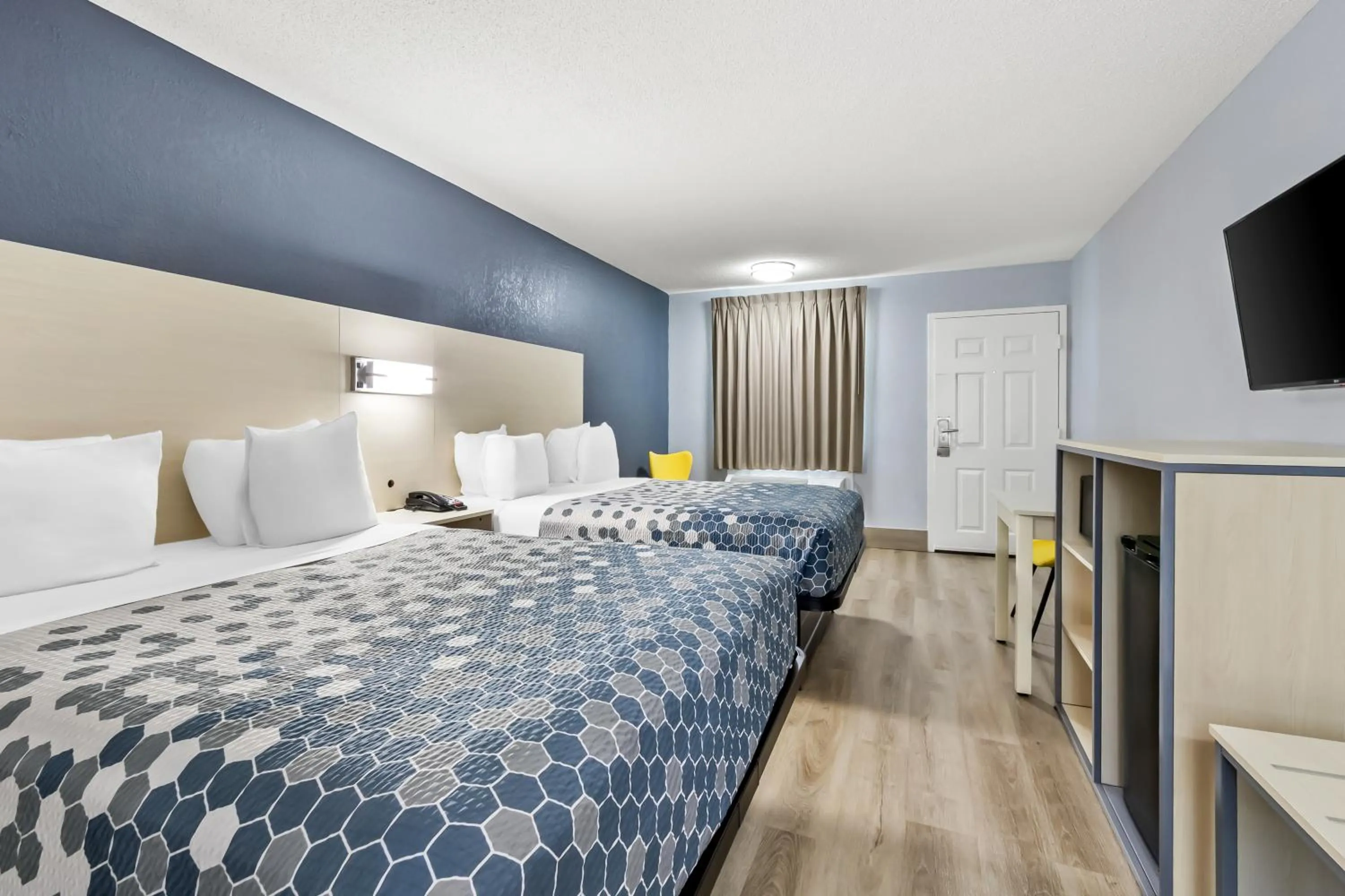 Bed in Econo Lodge Inn & Suites Cayce I-26 Airport