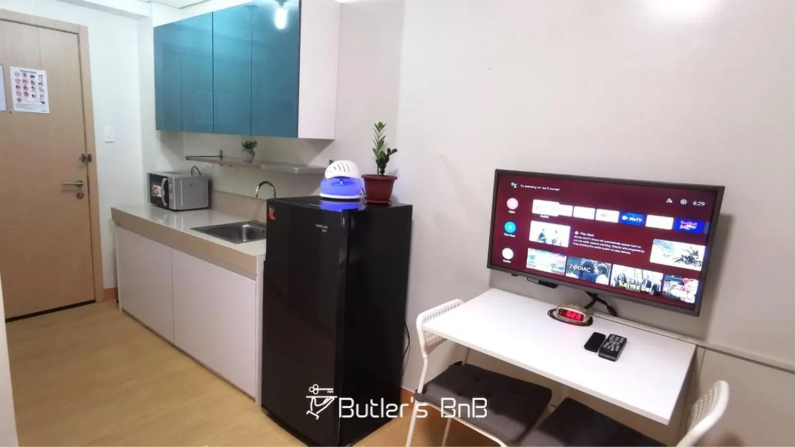 Kitchen or kitchenette in Butler's BnB @ Trees Residences QC Phil