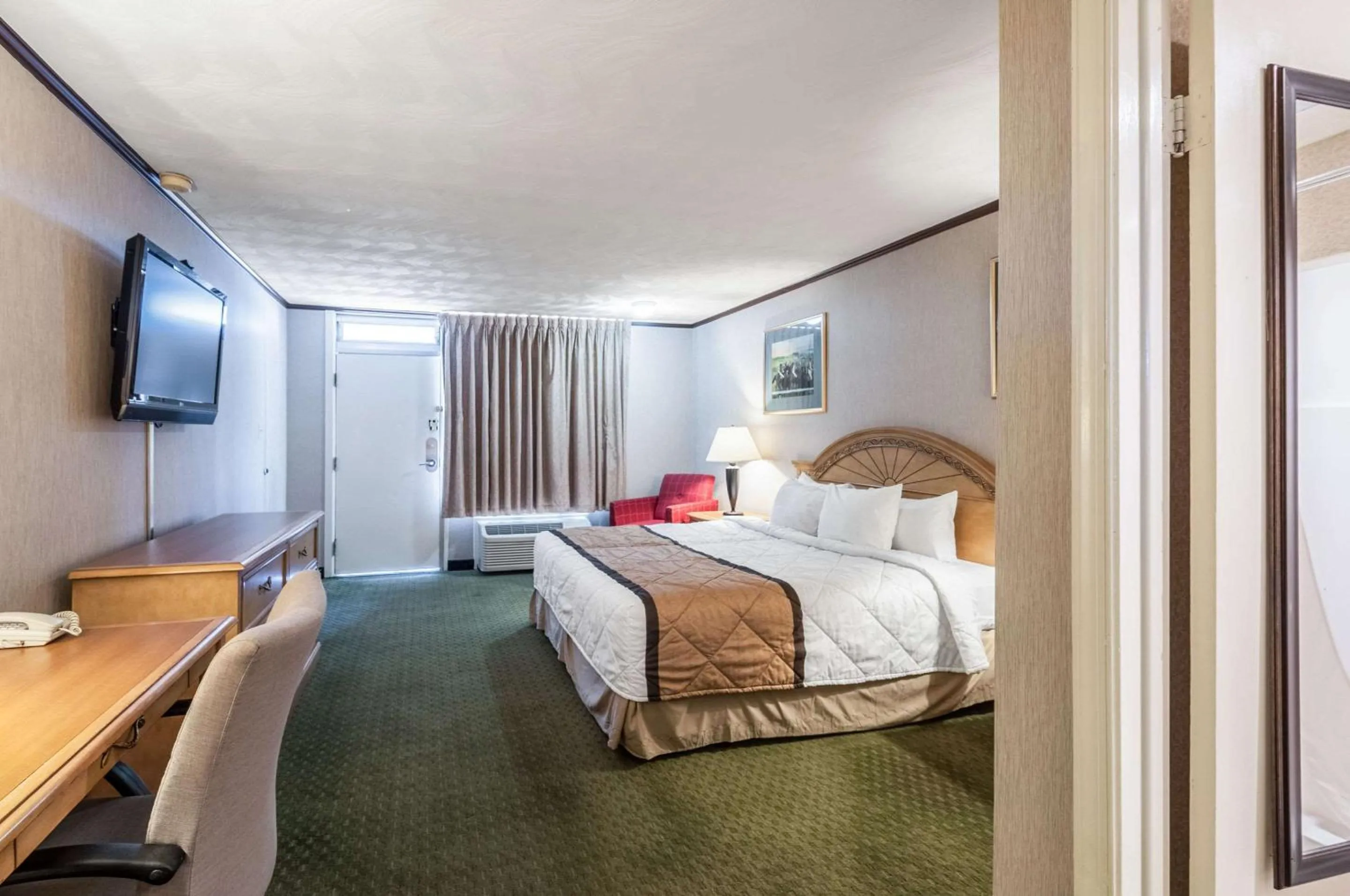 Photo of the whole room, Bed in Rodeway Inn & Suites Charles Town