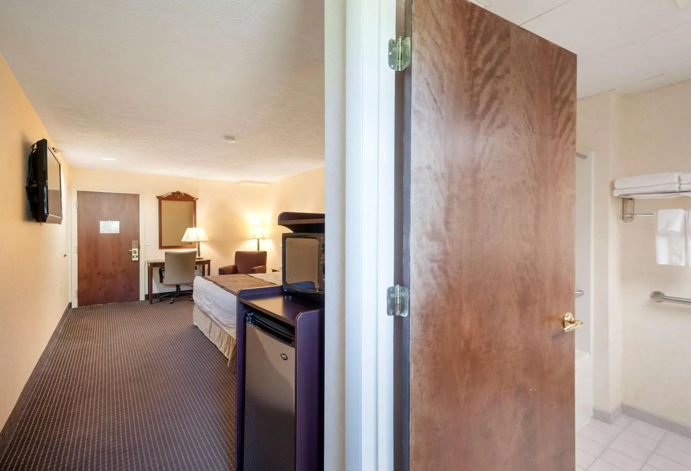 King Room - Accessible/Non-Smoking in Rodeway Inn & Suites King Room - Accessible/Non-Smoking in Rodeway Inn & Suites