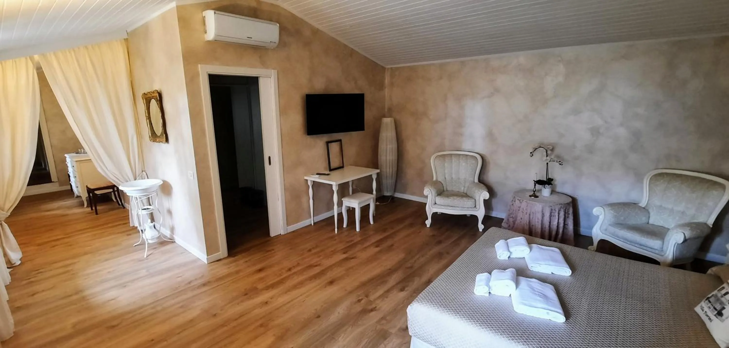 Bed in B&B Villa Fiorini