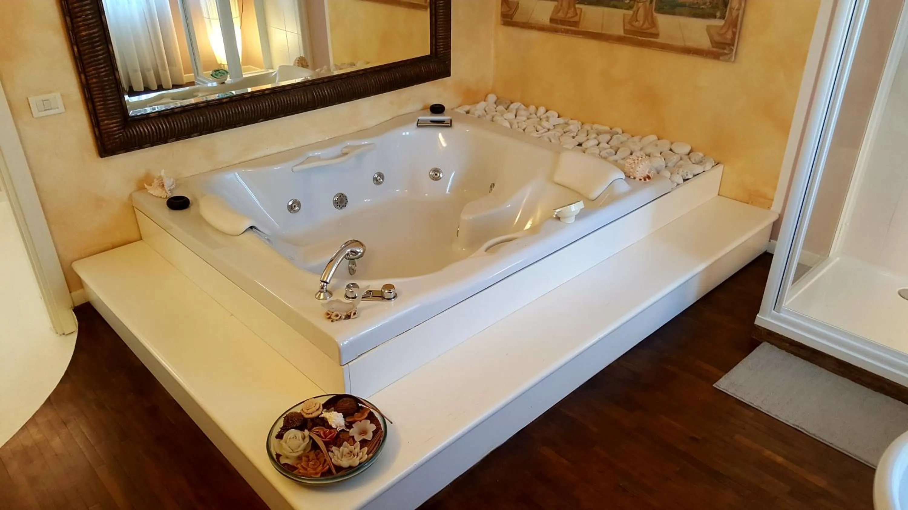 Hot Tub in B&B Villa Fiorini