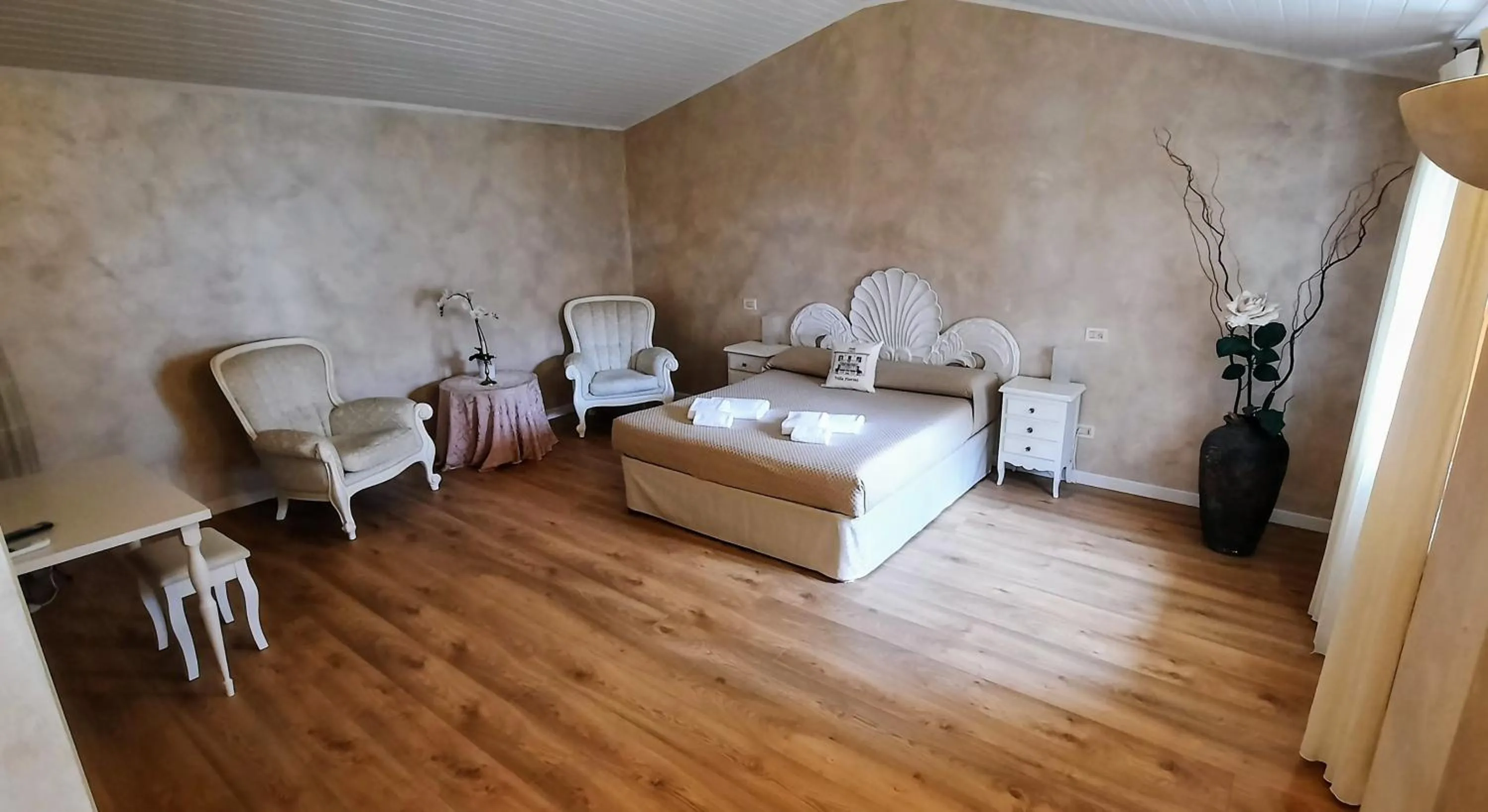 Bed in B&B Villa Fiorini