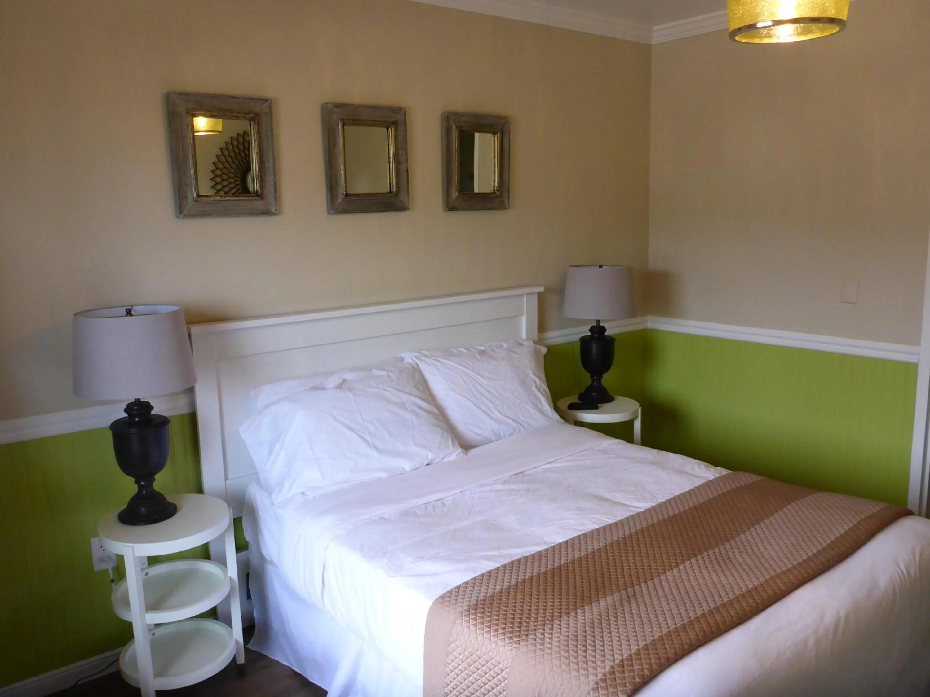 Bedroom in Charlroy Motel