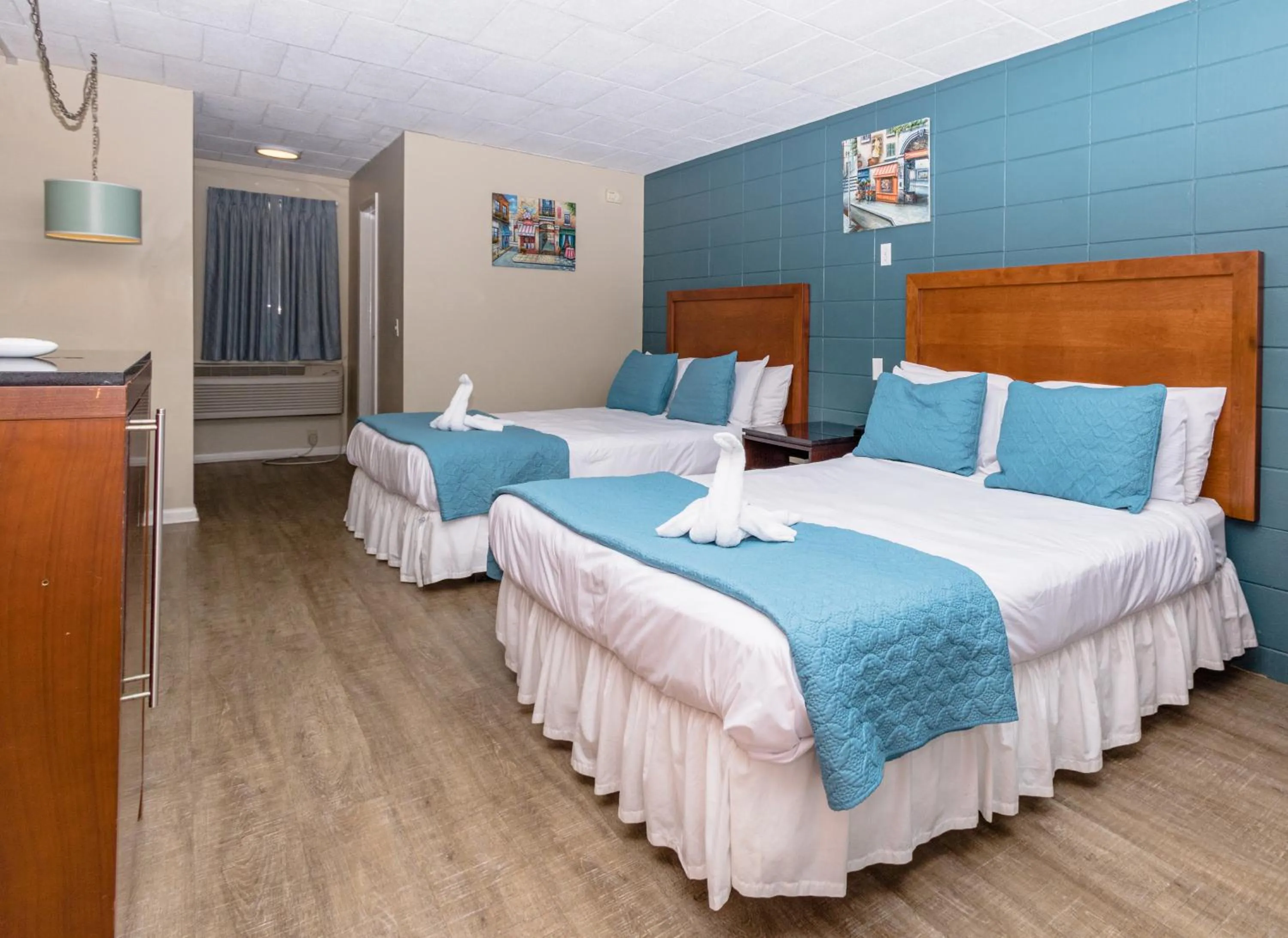 Photo of the whole room in Charlroy Motel