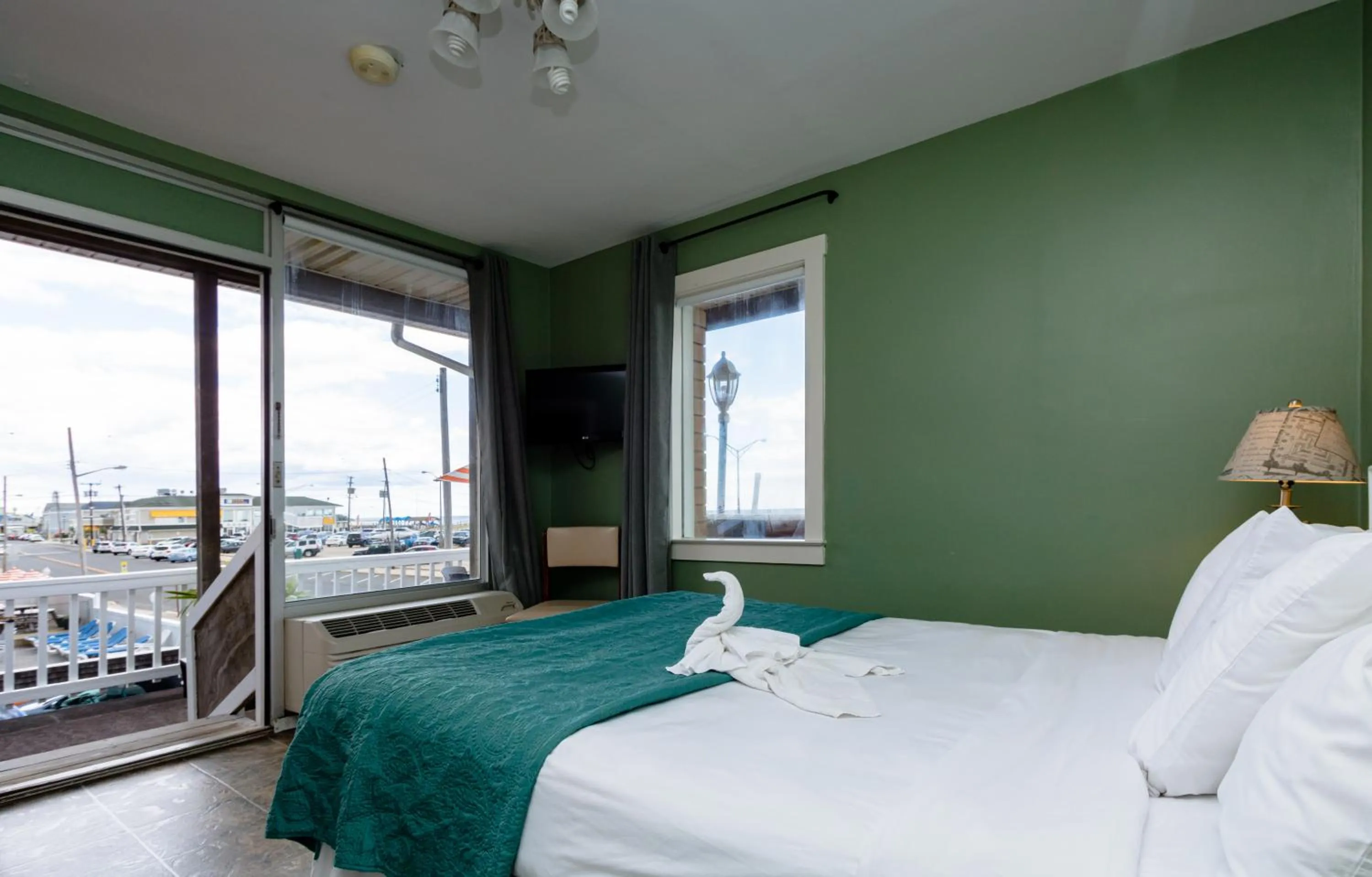 Photo of the whole room in Charlroy Motel