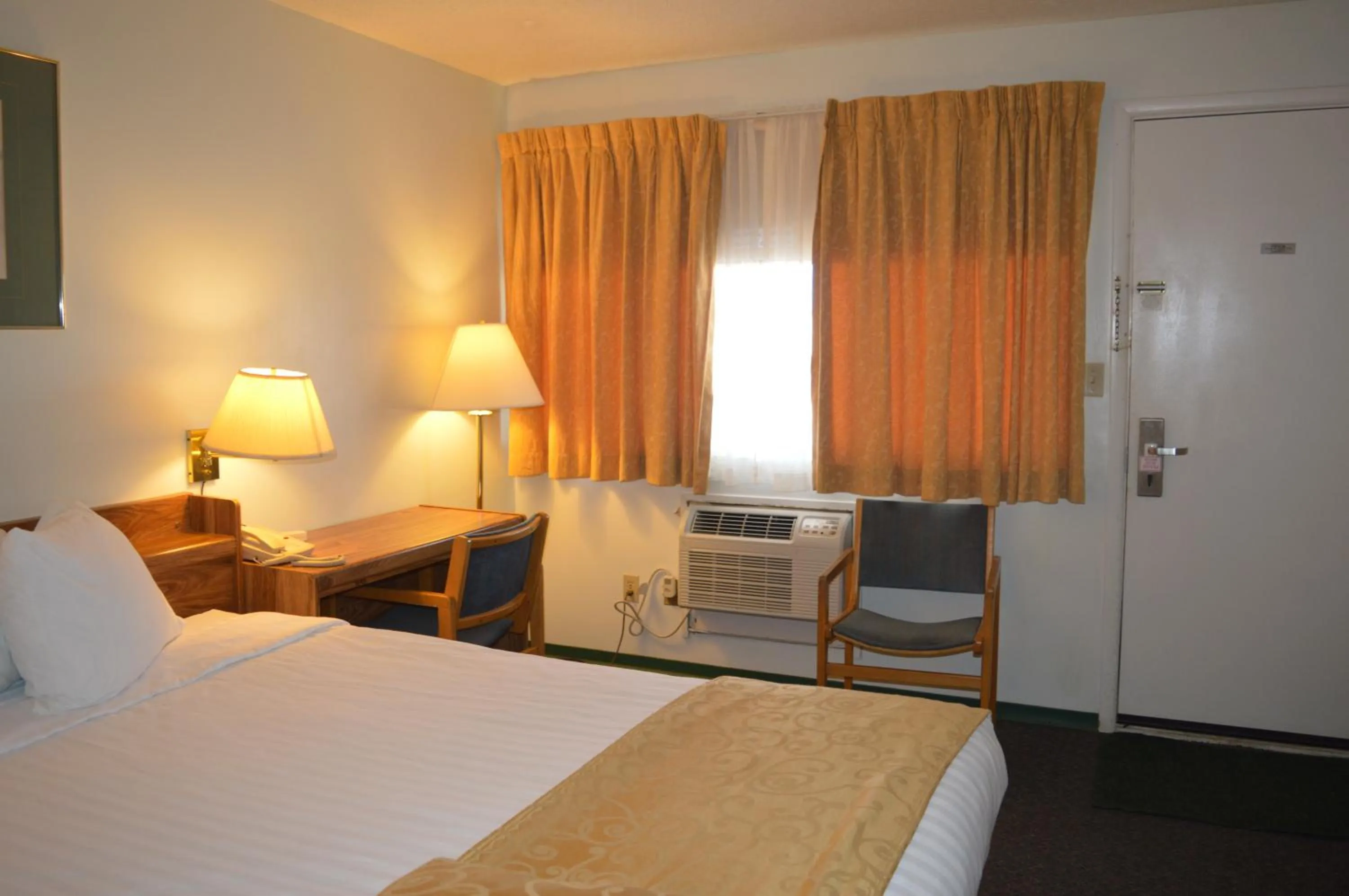 Photo of the whole room in Circle 5 Motel