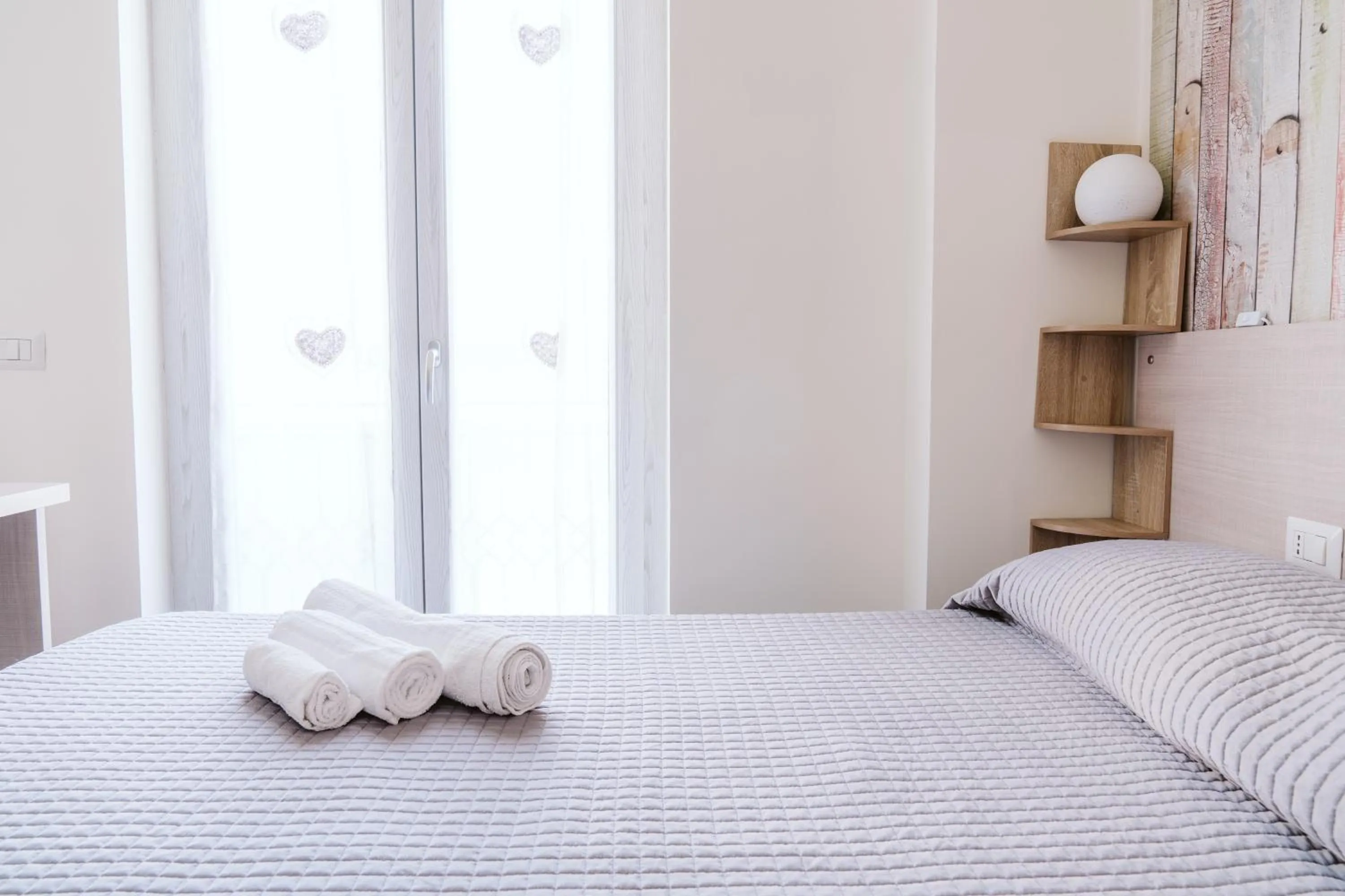 Bed in Pandora Rooms - Pompei - Central Pompeii Near the Ruins