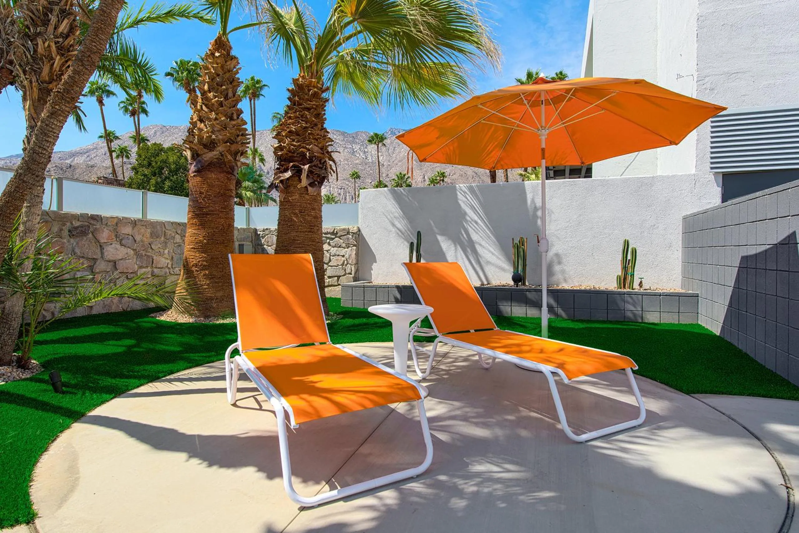 Swimming pool in The Twist Palm Springs